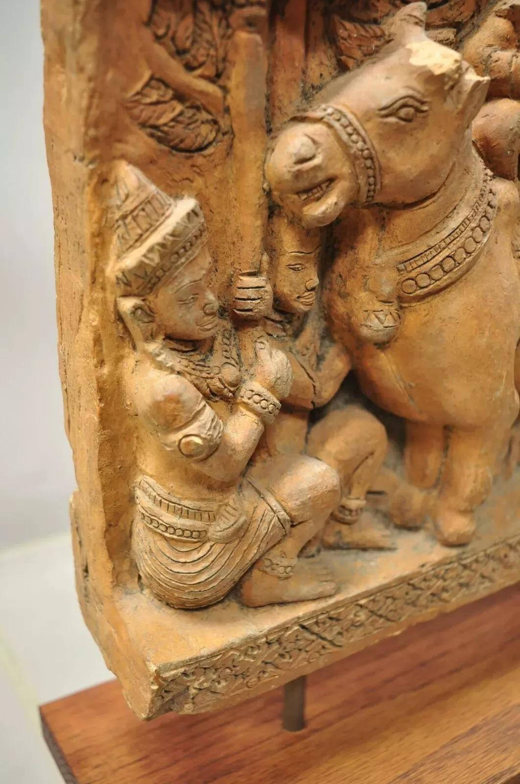 Legno Statua scultura in terracotta intagliata a mano del tempio buddista del 20° secolo A.I.C. in vendita