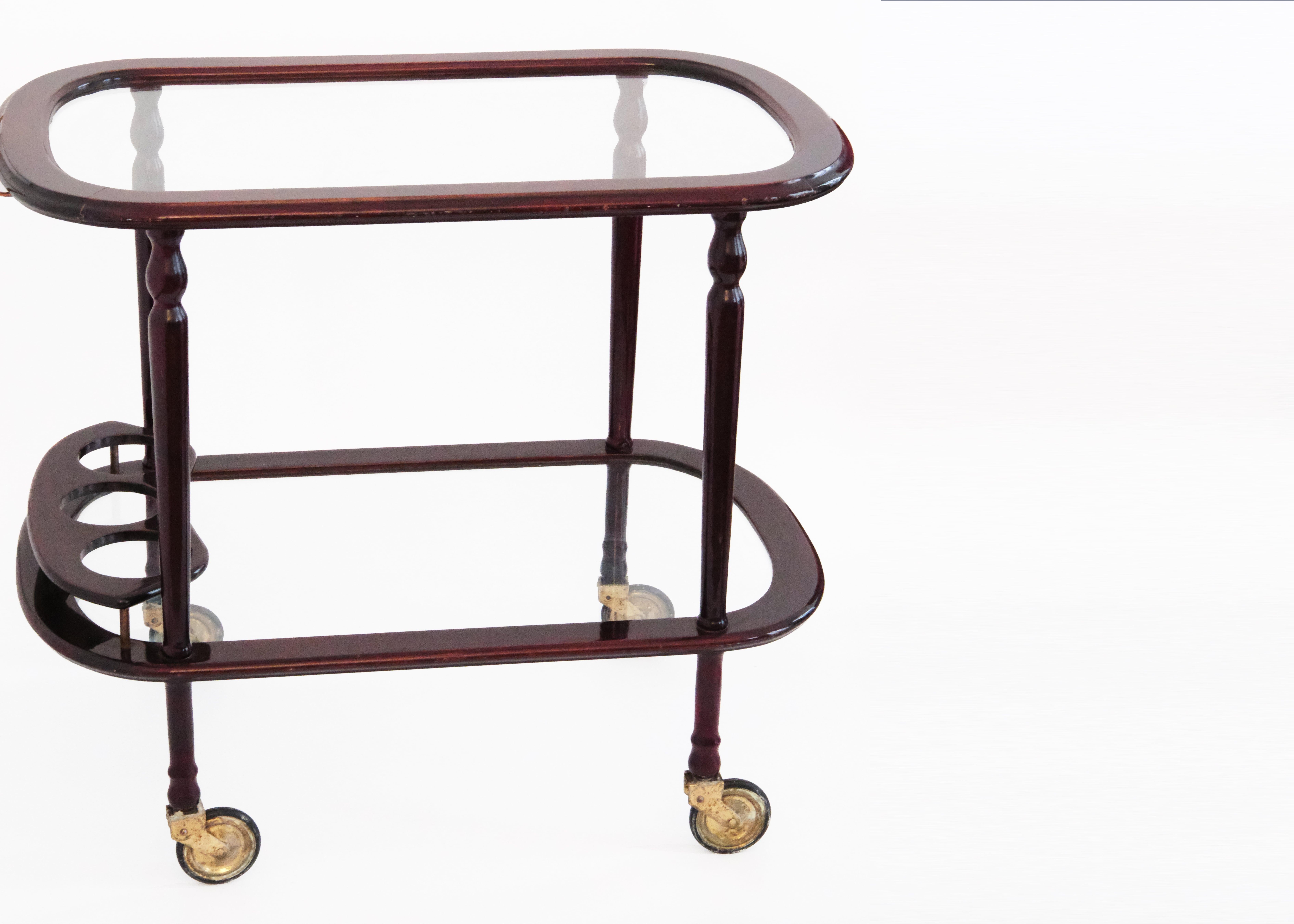20. Jh. Zweistöckiger Servierwagen aus lackiertem Holz und Glas mit Messingdetails, 1940 (Europäisch) im Angebot
