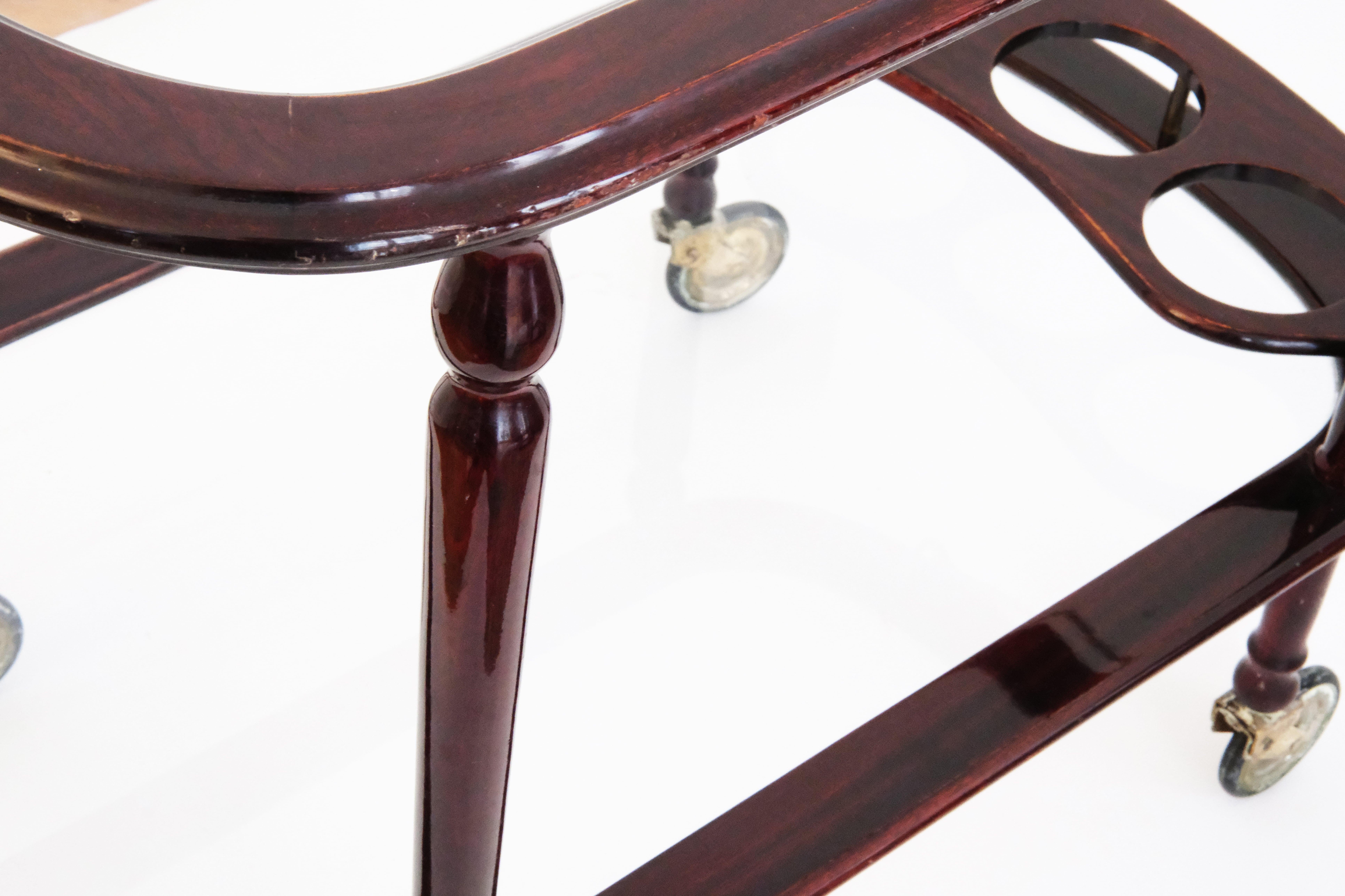 20. Jh. Zweistöckiger Servierwagen aus lackiertem Holz und Glas mit Messingdetails, 1940 im Zustand „Gut“ im Angebot in London, GB