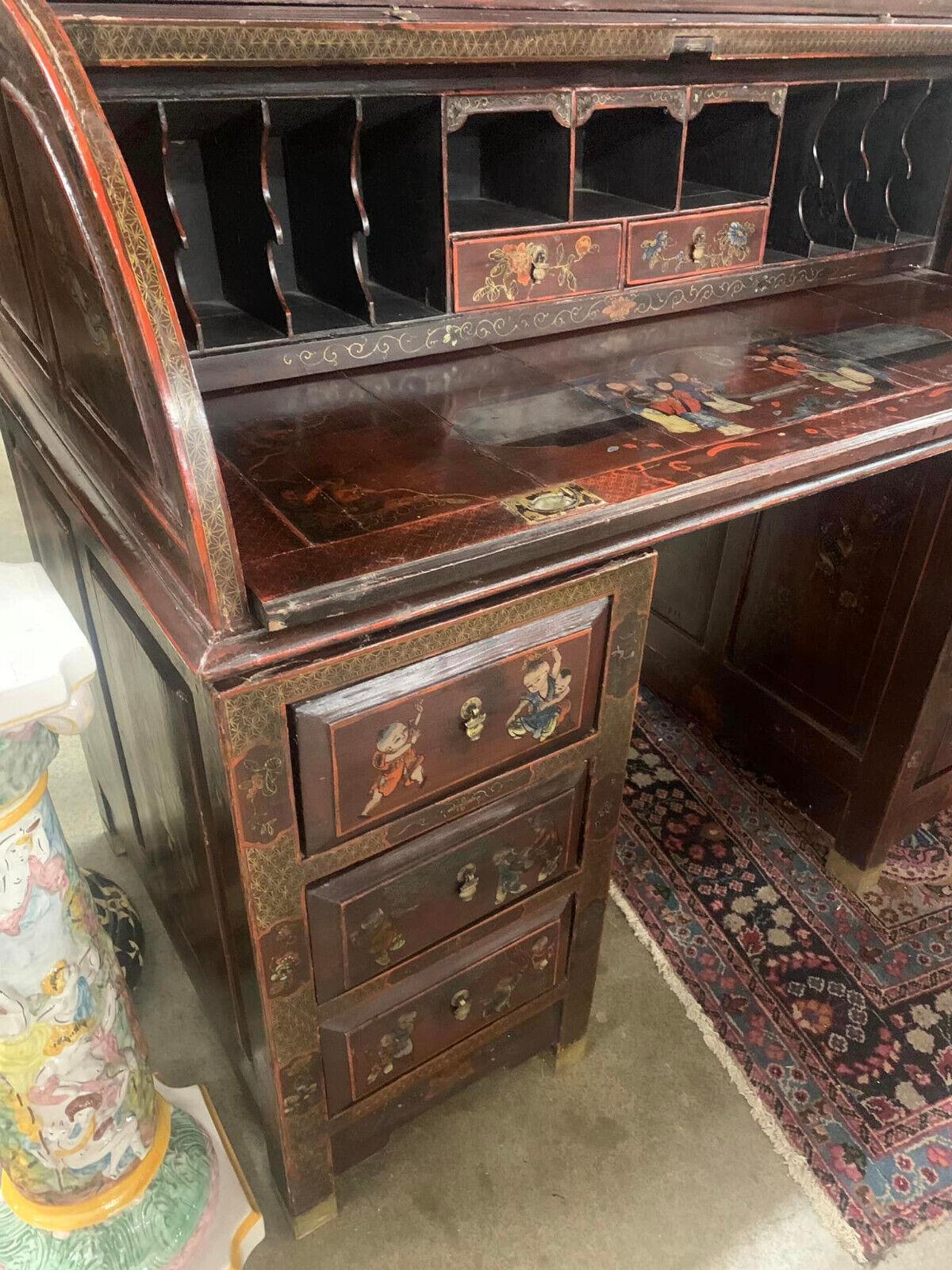 20ième siècle Bureau vintage/ancien du 20ème siècle, bibliothèque, chinoise, peinte en rouge  Bureau à roulettes en vente