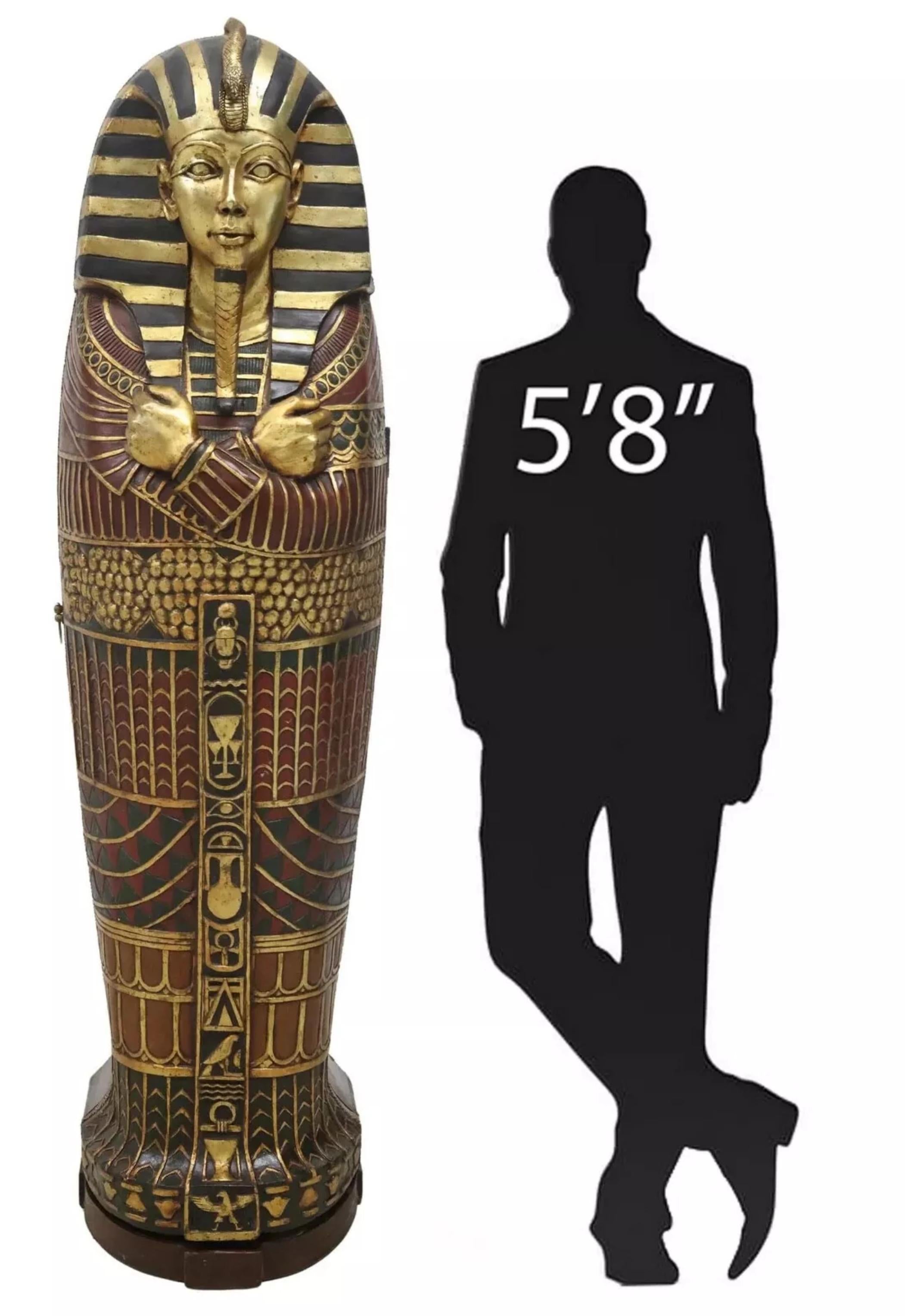 Une bibliothèque unique et impressionnante en forme de sarcophage du roi Tut du 20e C., en métal doré !  C'est un véritable sujet de conversation ! 

Bibliothèque, forme sarcophage égyptienne du roi Tut, dorure parcellaire, étagères, Vintage, 1900's