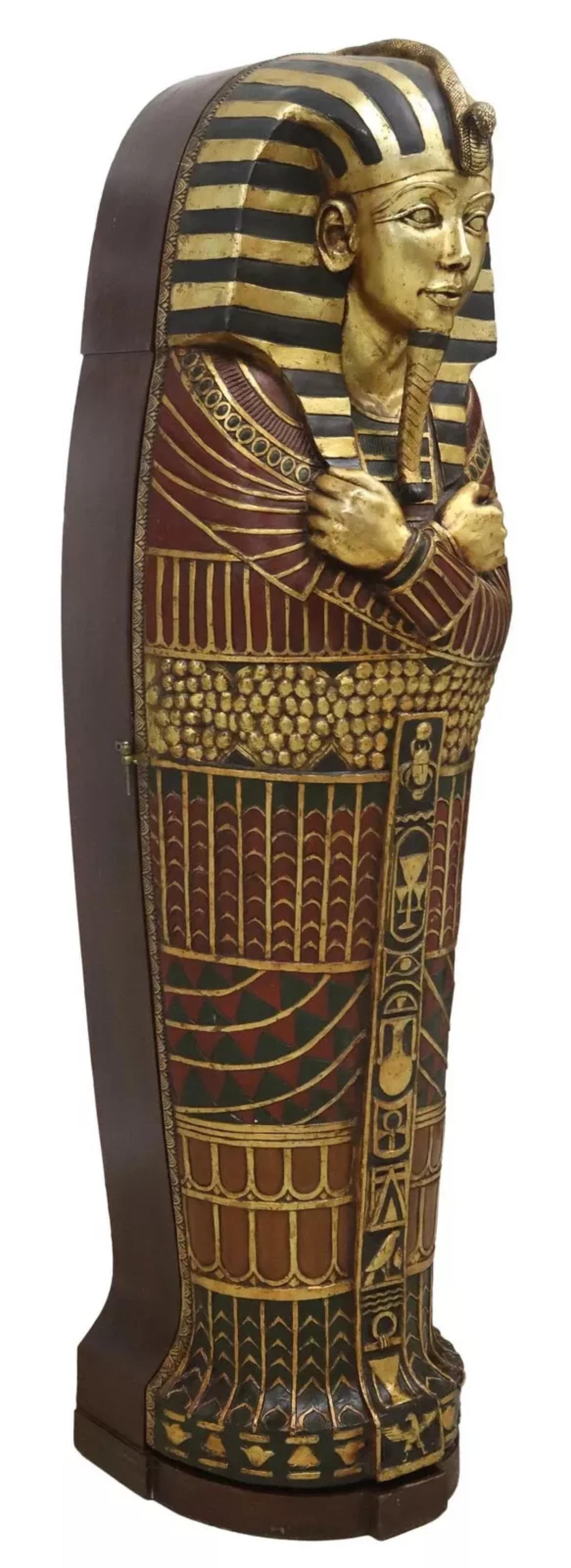 Égyptien 20th C., Vintage Egyptianesque King Tut Sarcophagus Form, Parcel Gilt Bookcase ! en vente