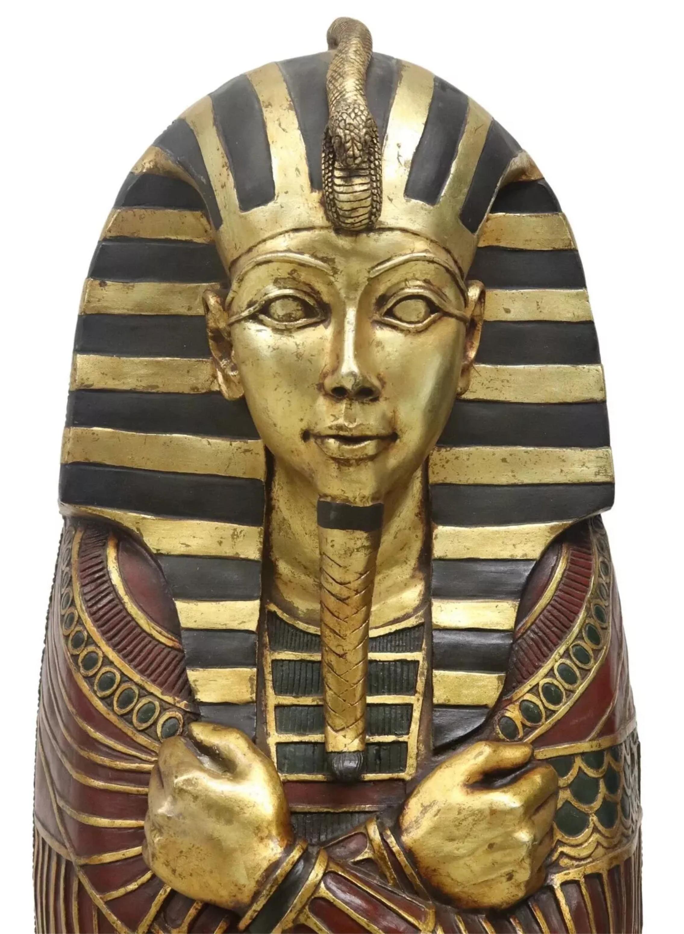 Égyptien 20th C., Vintage Egyptianesque King Tut Sarcophagus Form, Parcel Gilt Bookcase ! en vente