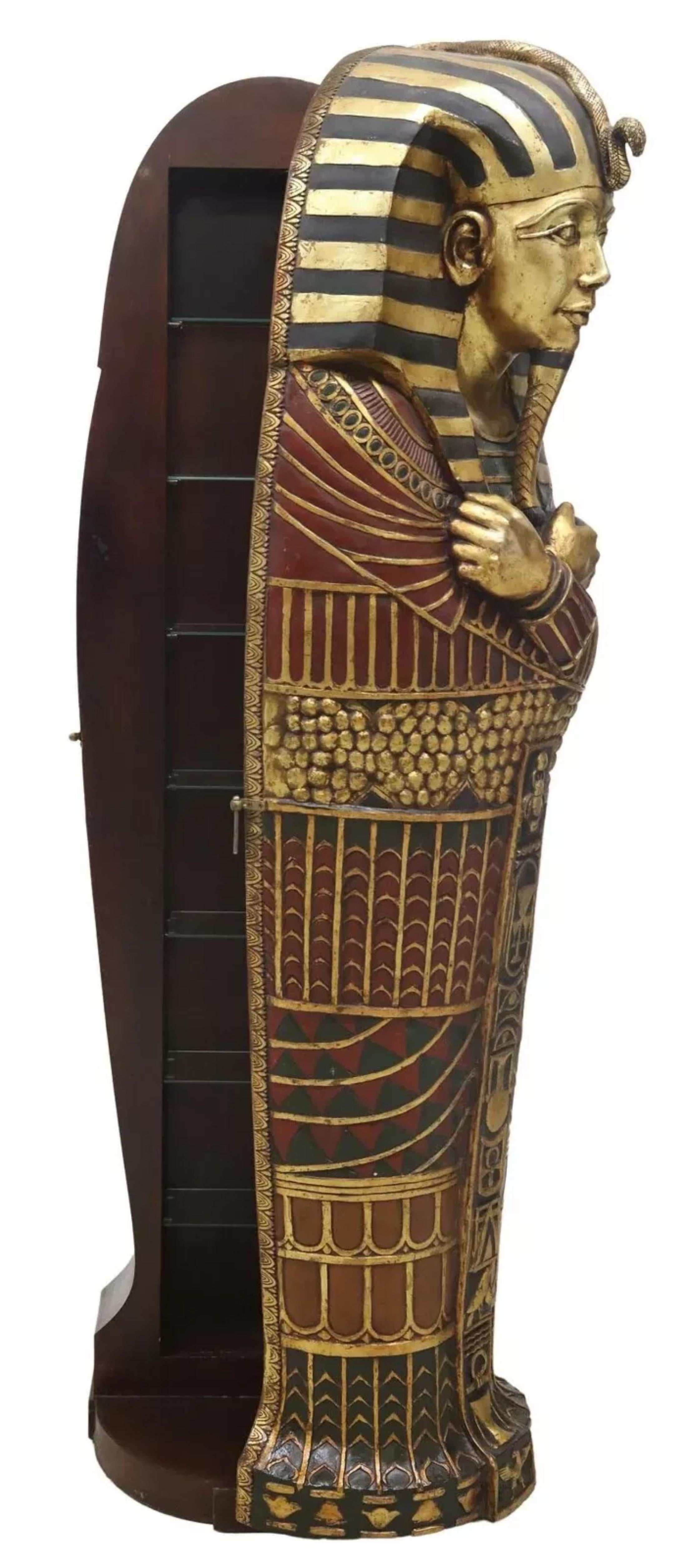 20th C., Vintage Egyptianesque King Tut Sarcophagus Form, Parcel Gilt Bookcase ! Bon état - En vente à Austin, TX