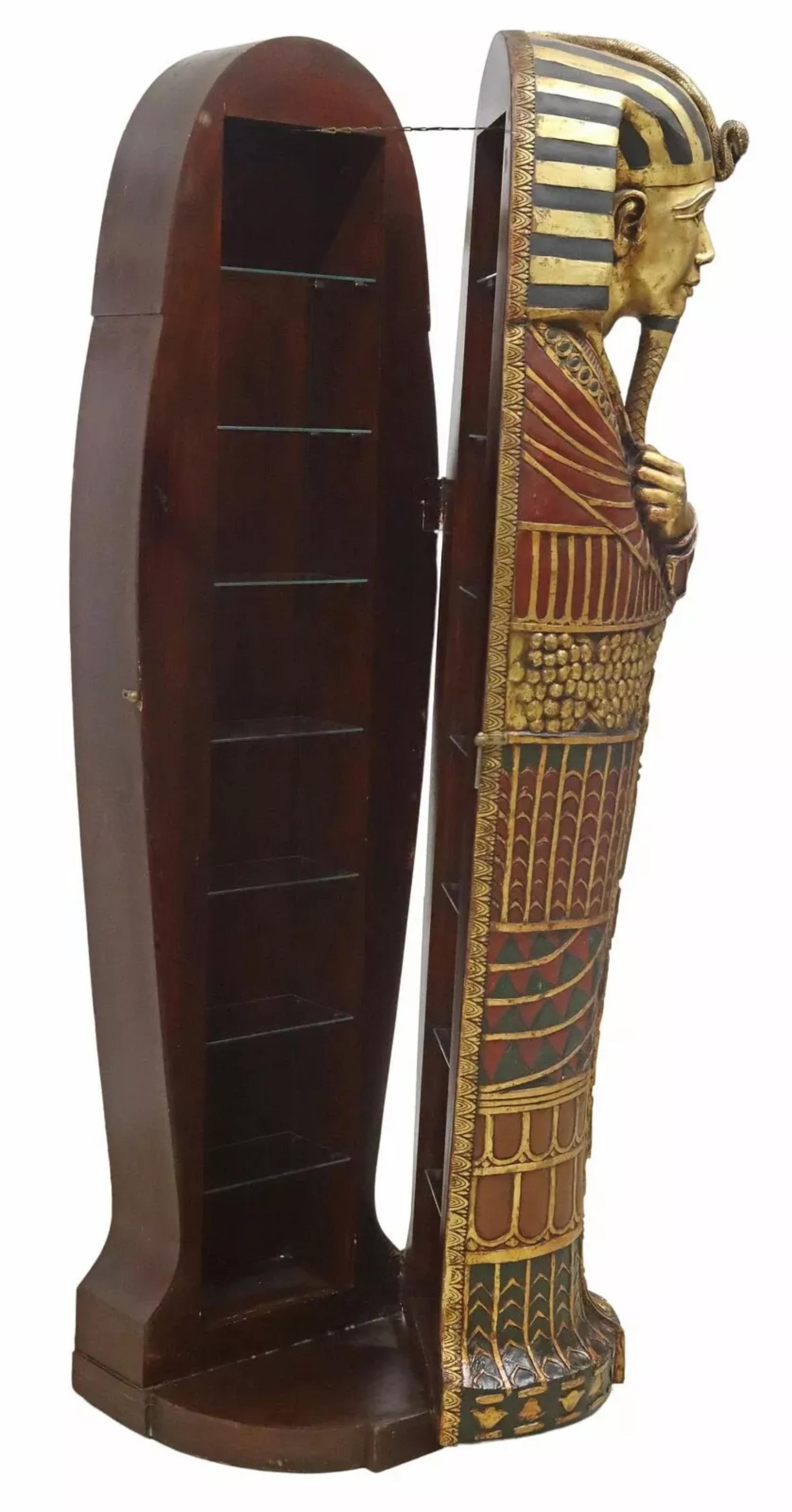 20ième siècle 20th C., Vintage Egyptianesque King Tut Sarcophagus Form, Parcel Gilt Bookcase ! en vente