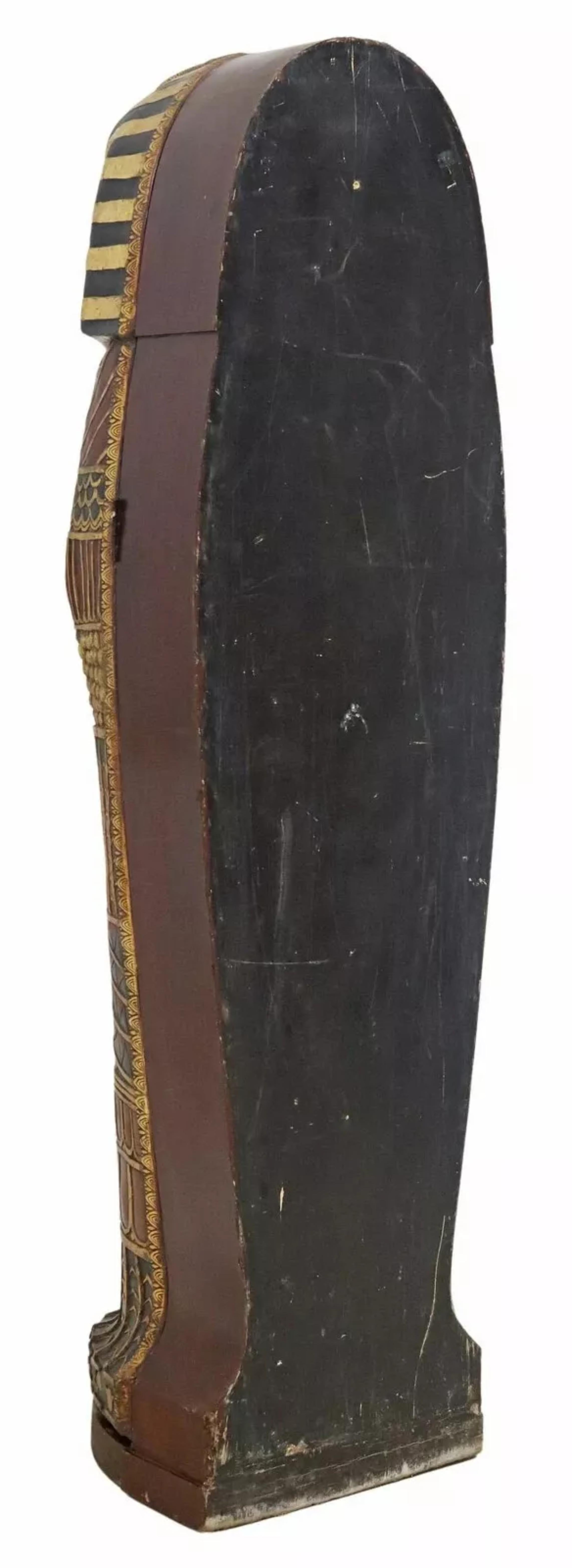 Autre 20th C., Vintage Egyptianesque King Tut Sarcophagus Form, Parcel Gilt Bookcase ! en vente