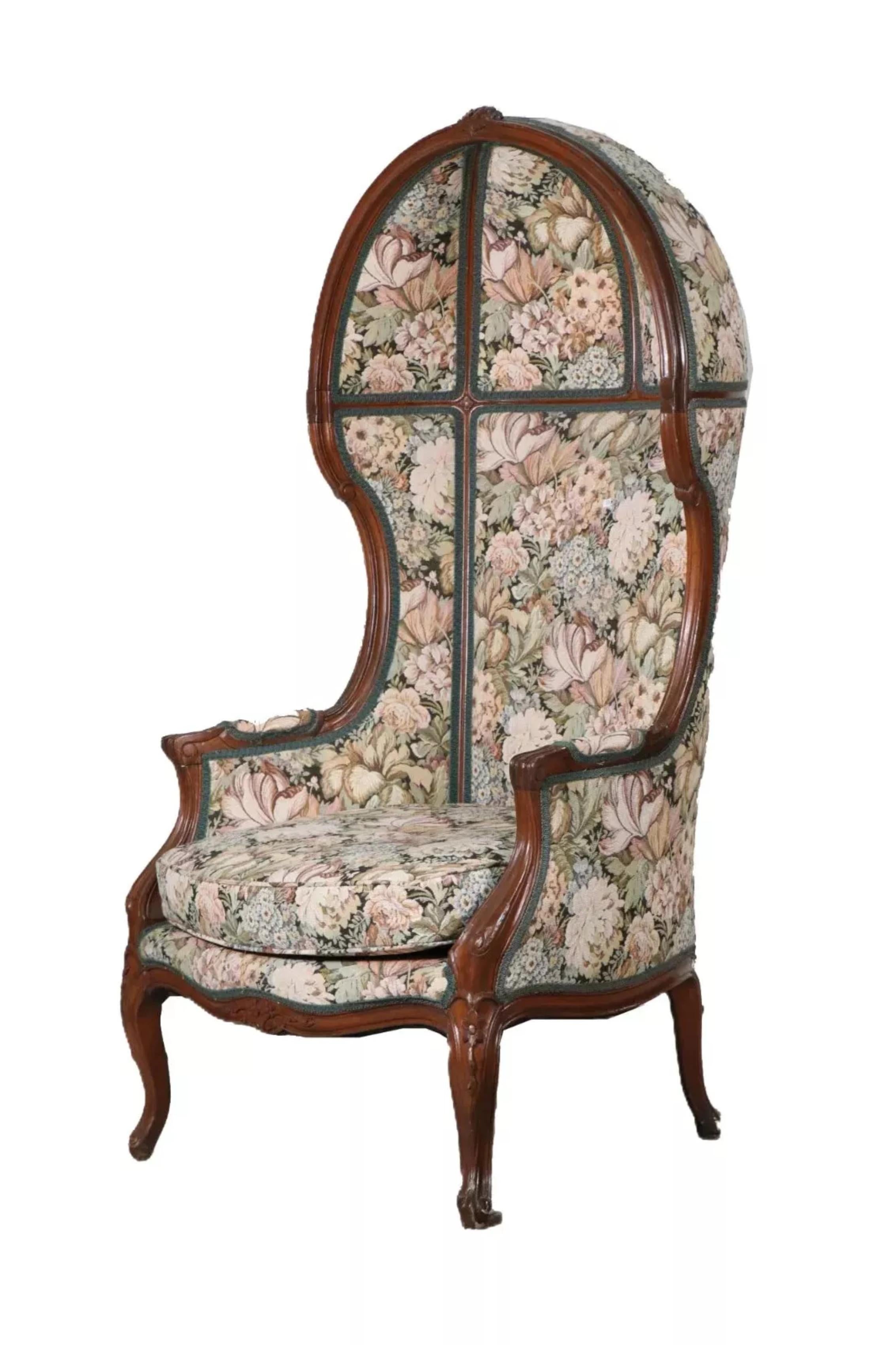 A.I.C., Poltrone francesi d'epoca, struttura in legno, multicolore, set di due! In condizioni buone in vendita a Austin, TX