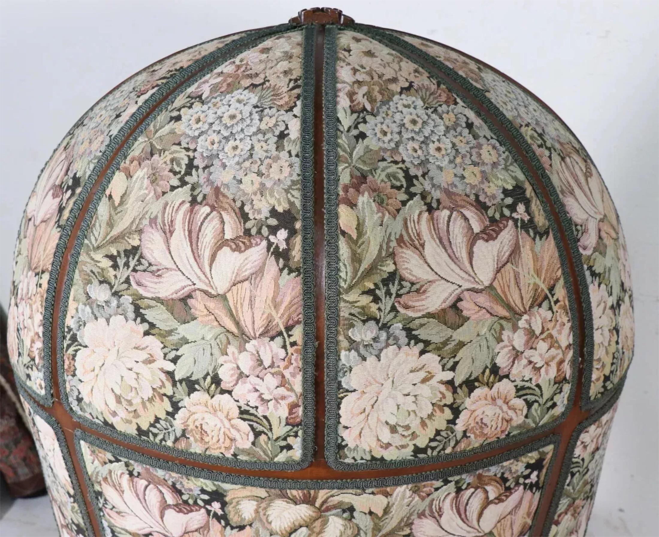 A.I.C., Poltrone francesi d'epoca, struttura in legno, multicolore, set di due! in vendita 1