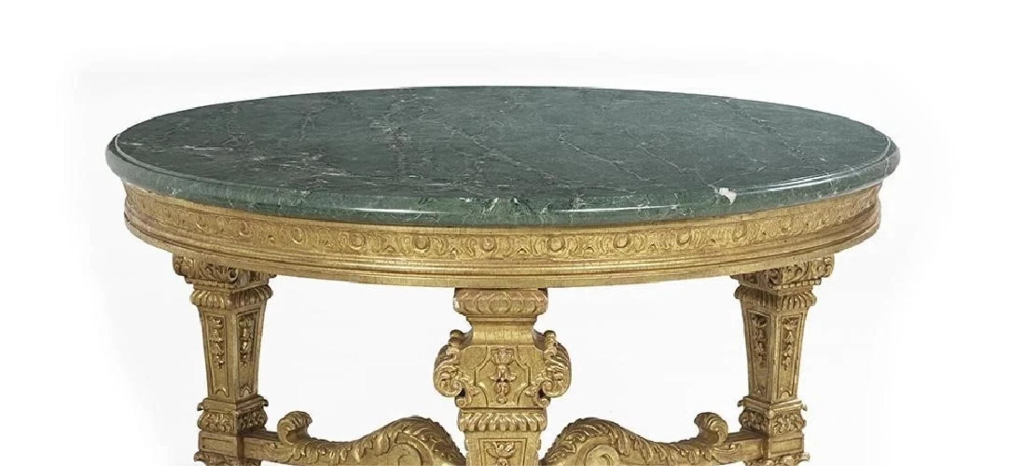 ¡Mesa de centro de madera dorada italiana, circular, con tapa de mármol verde, del s. XX! Italiano en venta
