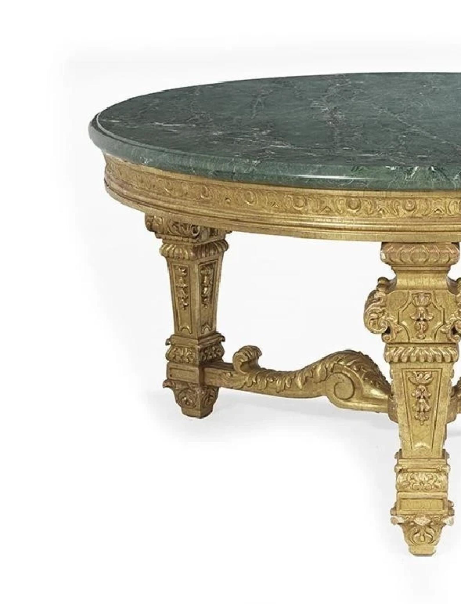 ¡Mesa de centro de madera dorada italiana, circular, con tapa de mármol verde, del s. XX! en Bueno estado para la venta en Austin, TX
