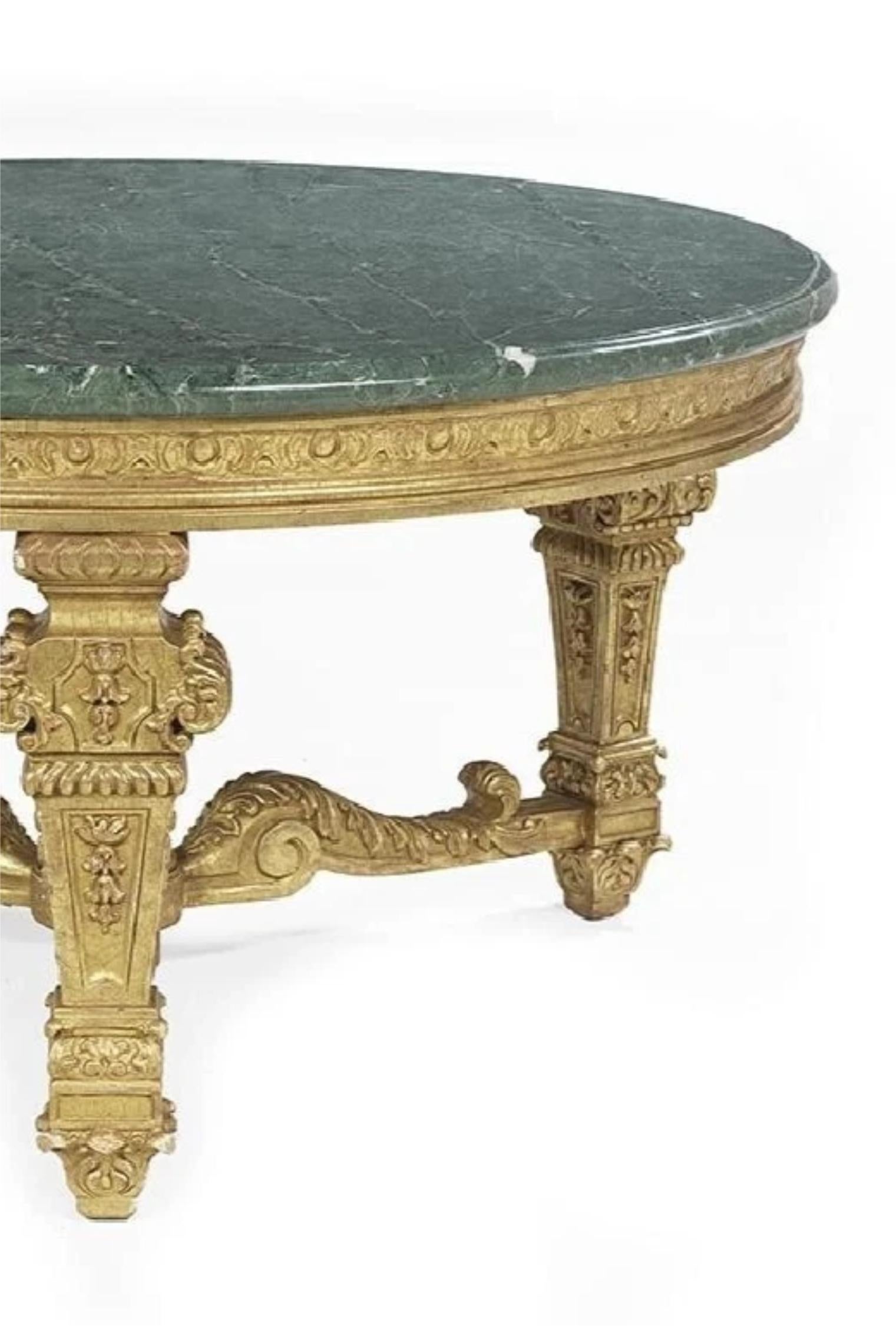 ¡Mesa de centro de madera dorada italiana, circular, con tapa de mármol verde, del s. XX! siglo XX en venta
