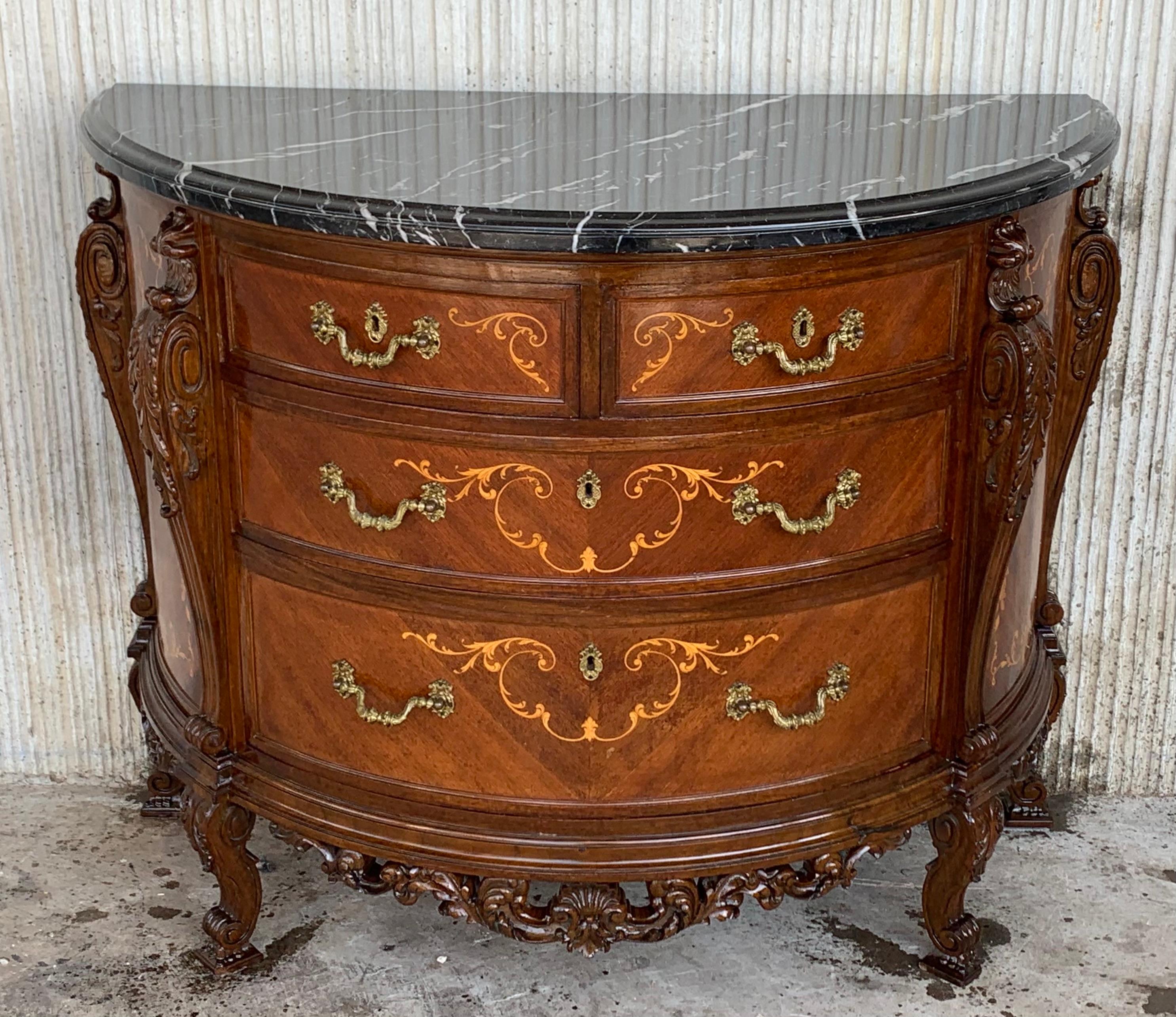 20th carved and marquetry chest of drawers with four drawers
The door has a floral marquetry decorations and original hardware.

 