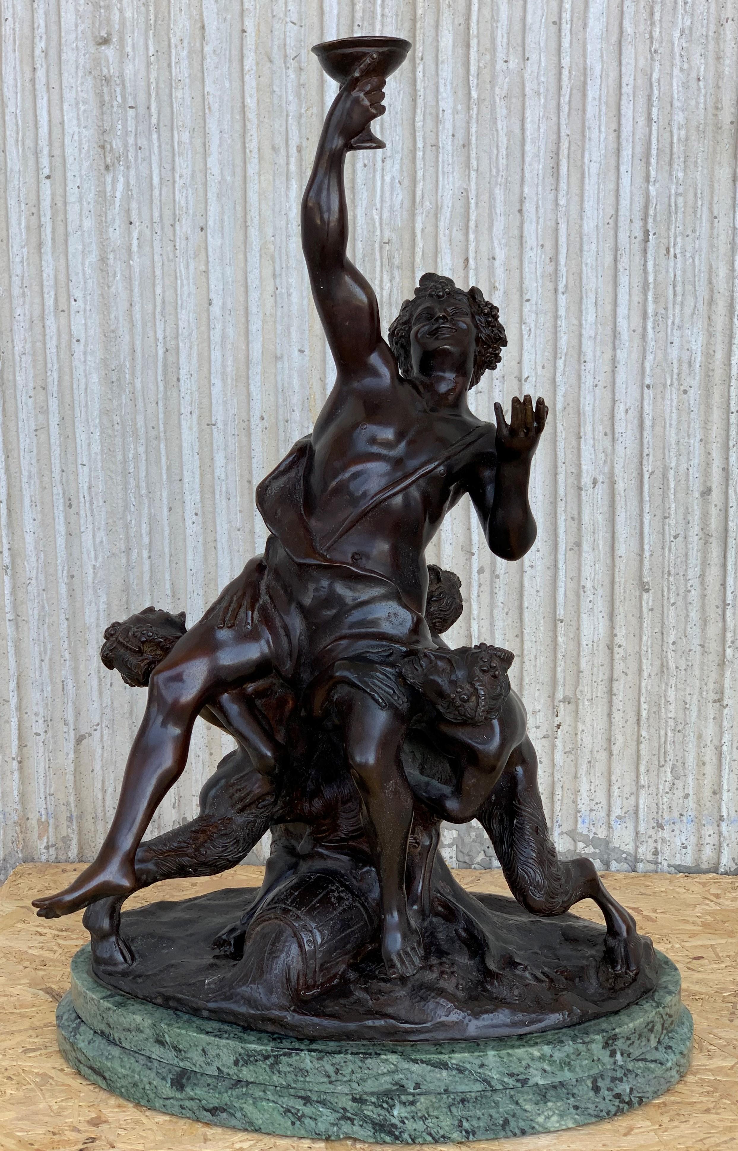 Statue en bronze coulé du 20e siècle représentant un ange chérubin, signée par Ferdinando de Luca, Italie
Belle statue avec un chérubin et deux diables aux visages impressionnants avec un minotaure.
base en marbre.