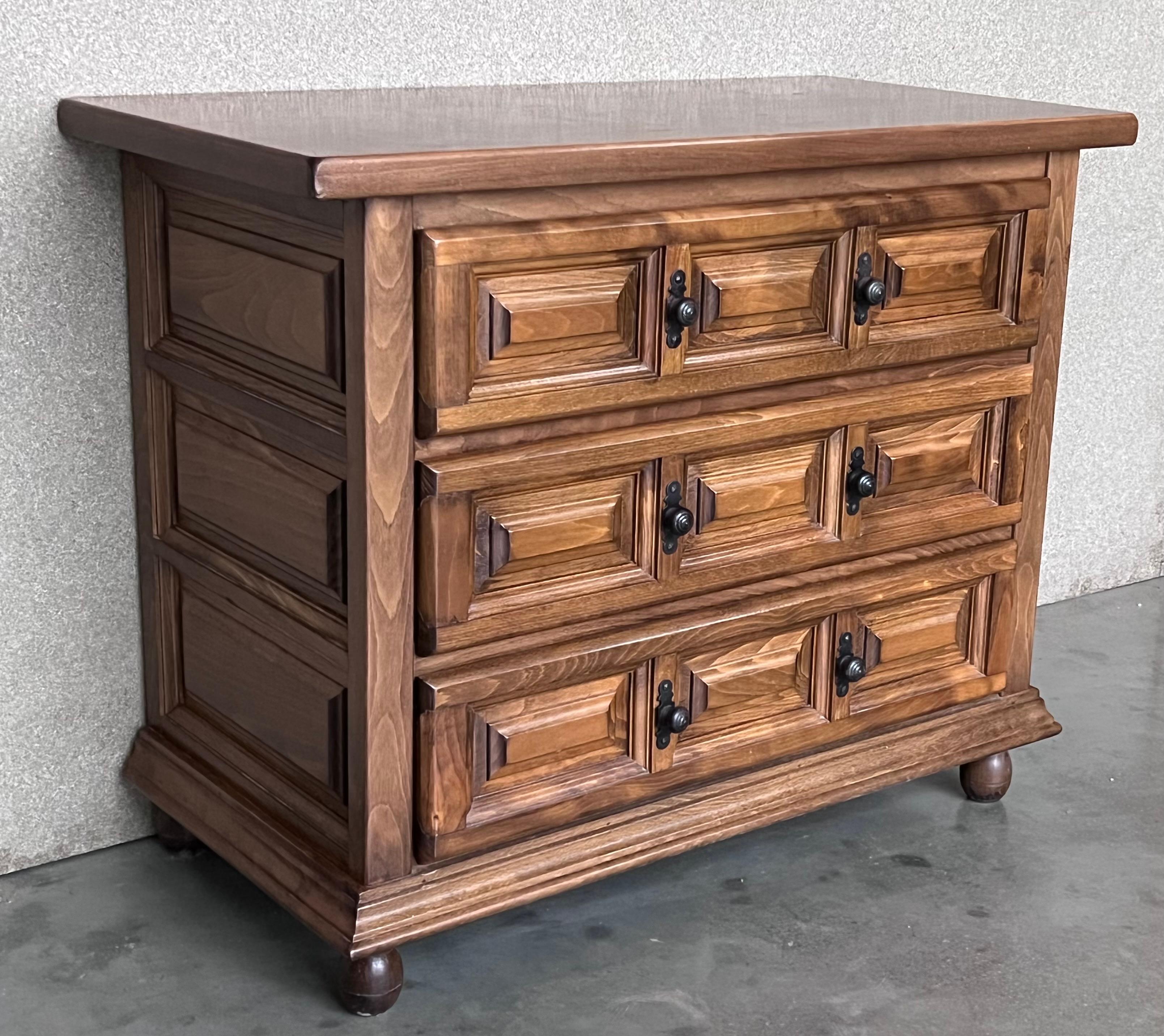 20th Catalan Spanish Baroque Carved Walnut Tuscan Three Drawers Chest of Drawers In Good Condition For Sale In Miami, FL