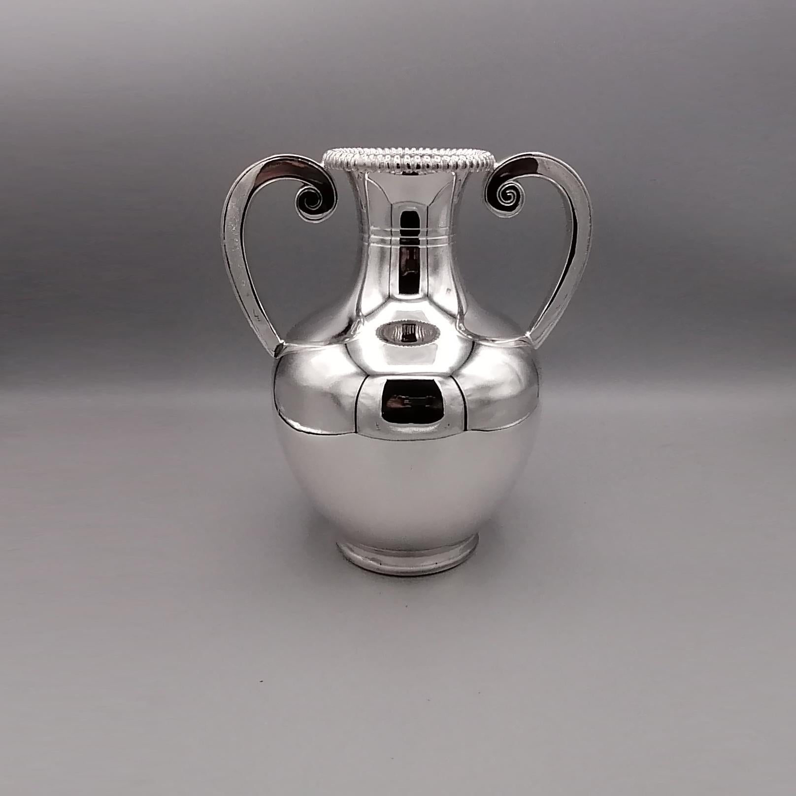 Vaso ad anfora in argento massiccio del XX secolo con maniglie in vendita 7