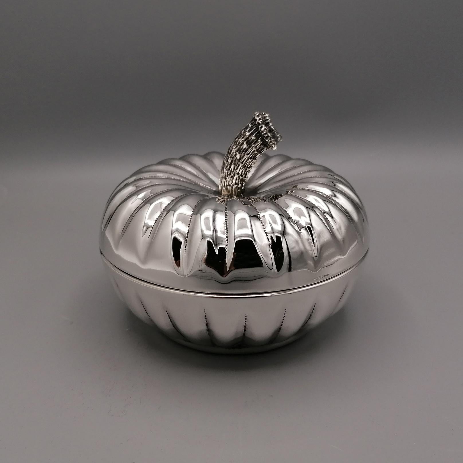 Decorative pumpkin-shaped 800 solid silver box.
The body of the box is round and has been embossed and chiseled with the typical stripes of the pumpkin.
The knob is cast and has the shape of a peduncle.
The right proportions of the box make it an