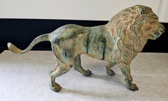 Figure de lion en bronze patiné du 20e siècle