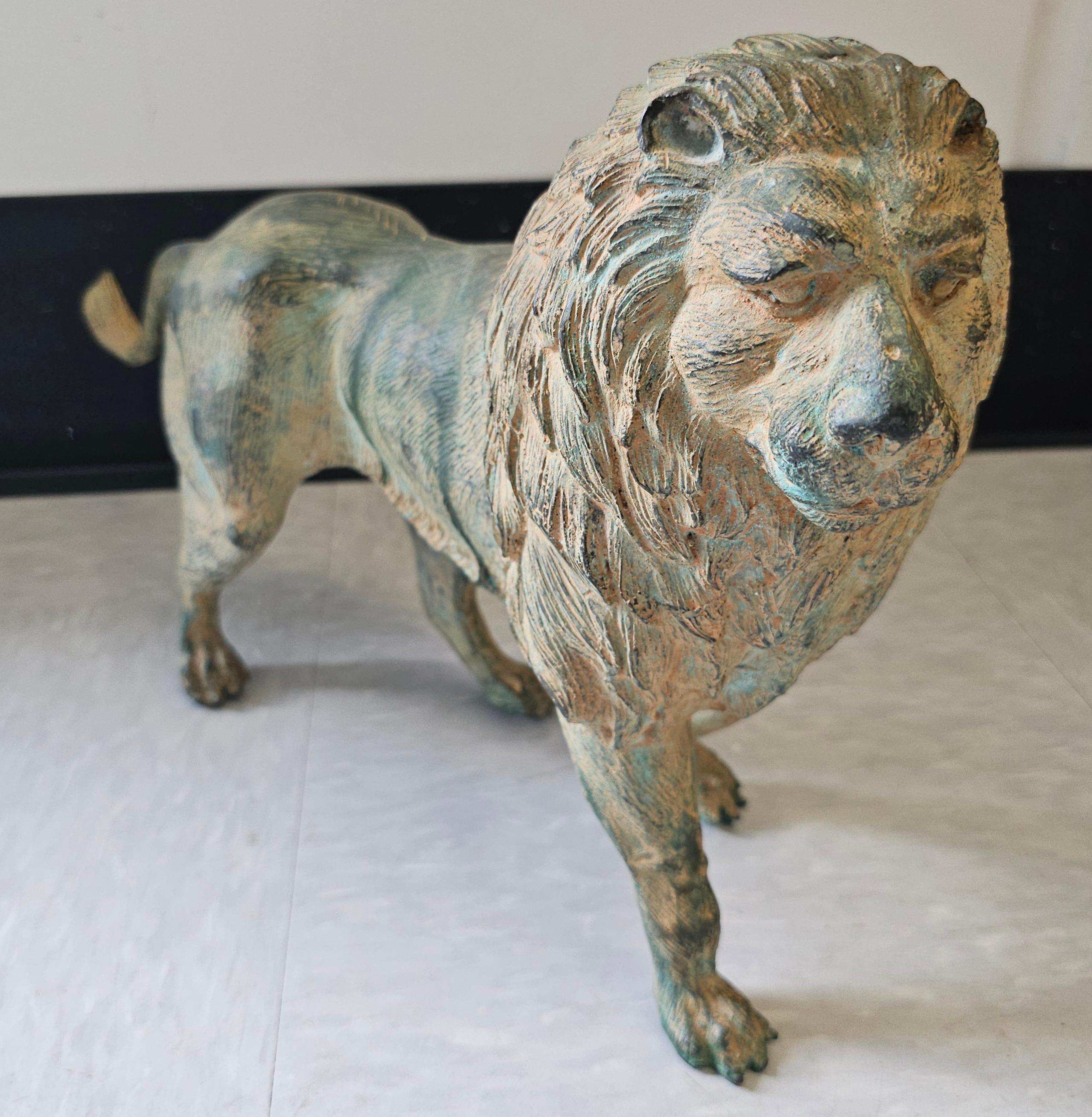 Neoclassico Figura di leone in bronzo patinato del XX secolo in vendita