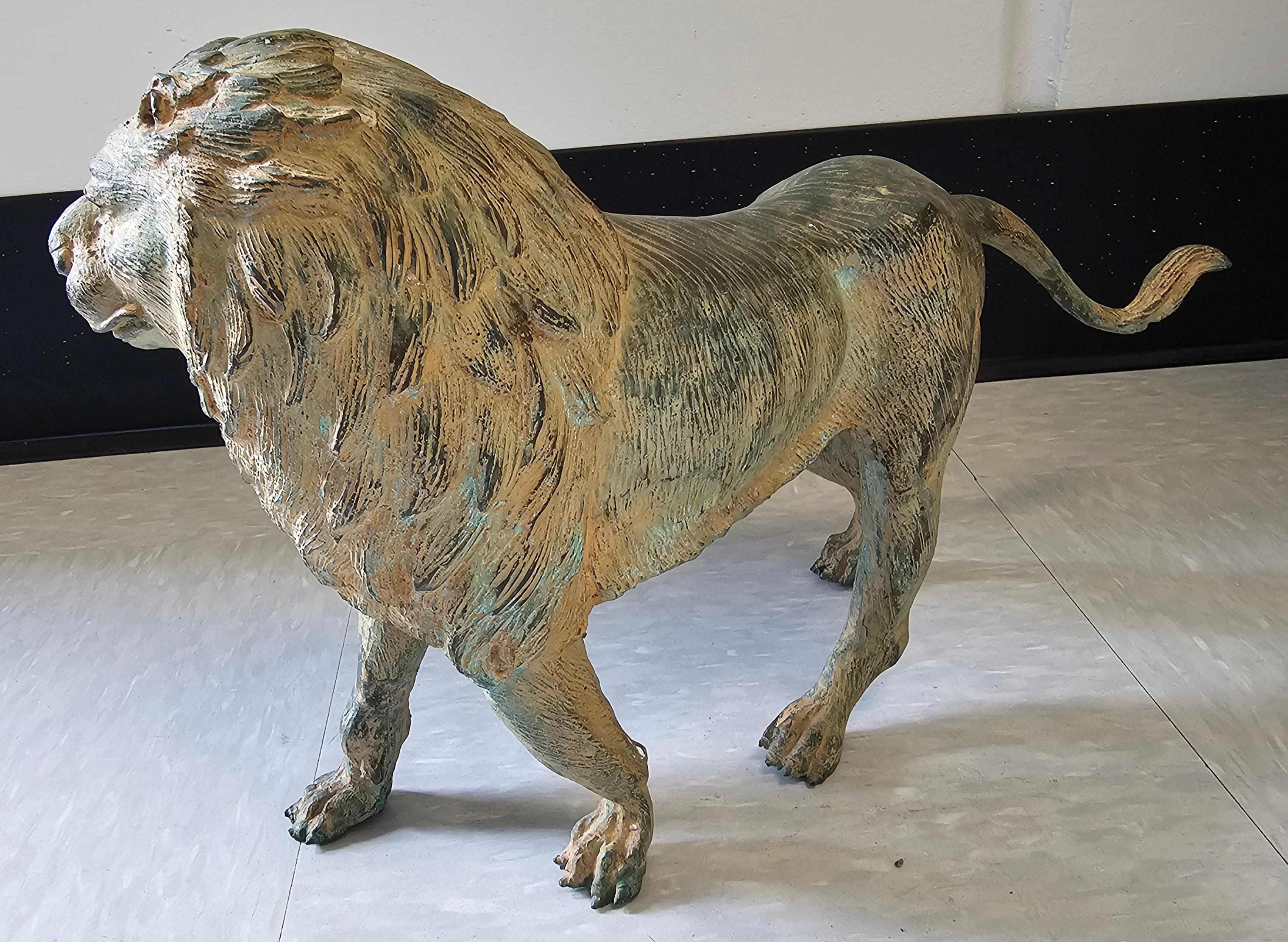 Americano Figura di leone in bronzo patinato del XX secolo in vendita
