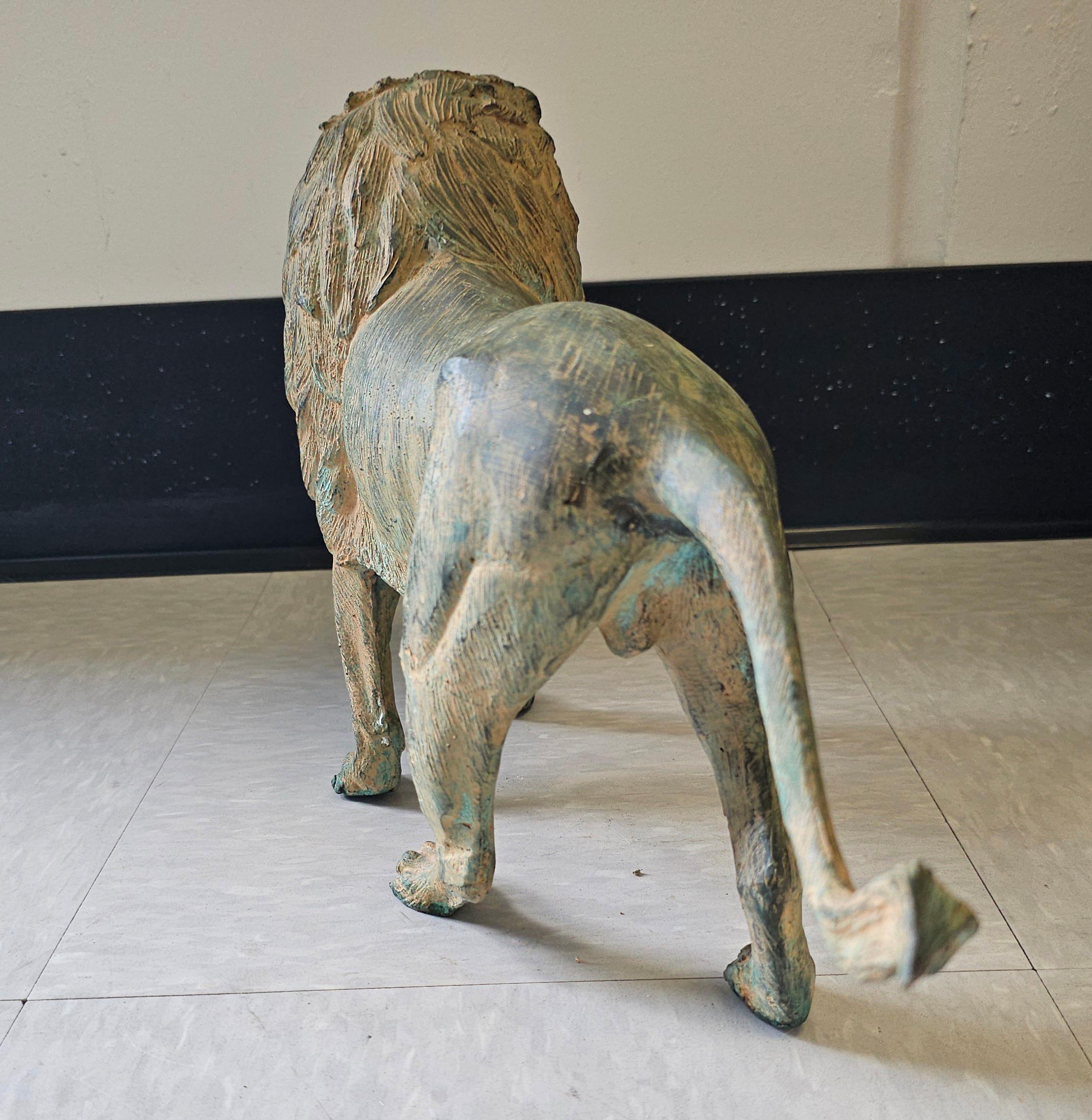 Oggetti in metallo Figura di leone in bronzo patinato del XX secolo in vendita
