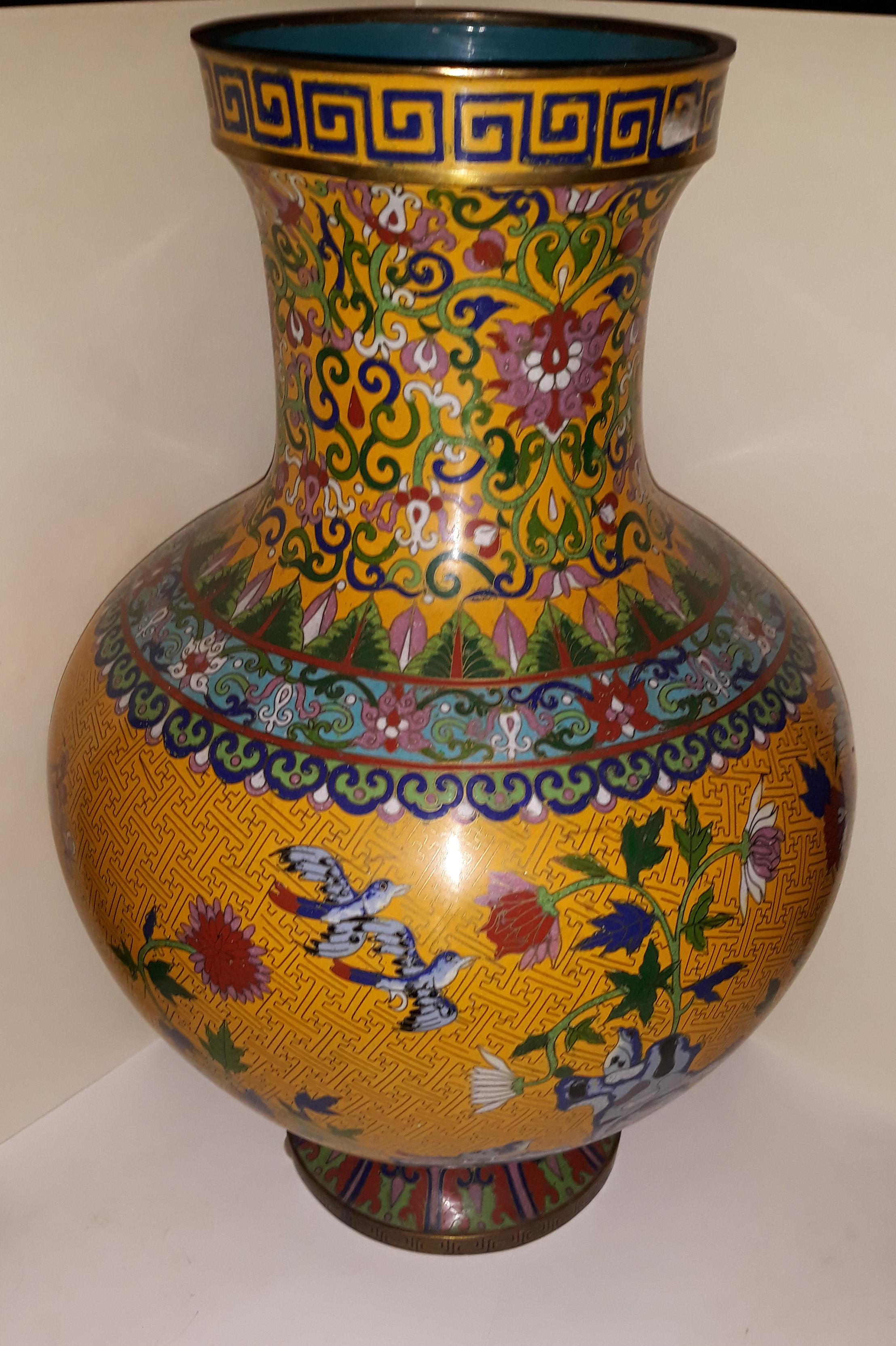 20th century Cloisonne impressive large vase, China 1910, copper wire and hard stones.
Artistic floral decoration with birds, with edges with a Greek pattern and intense workmanship. Decoration also on the bottom.
Dimensions: Height cm 52,