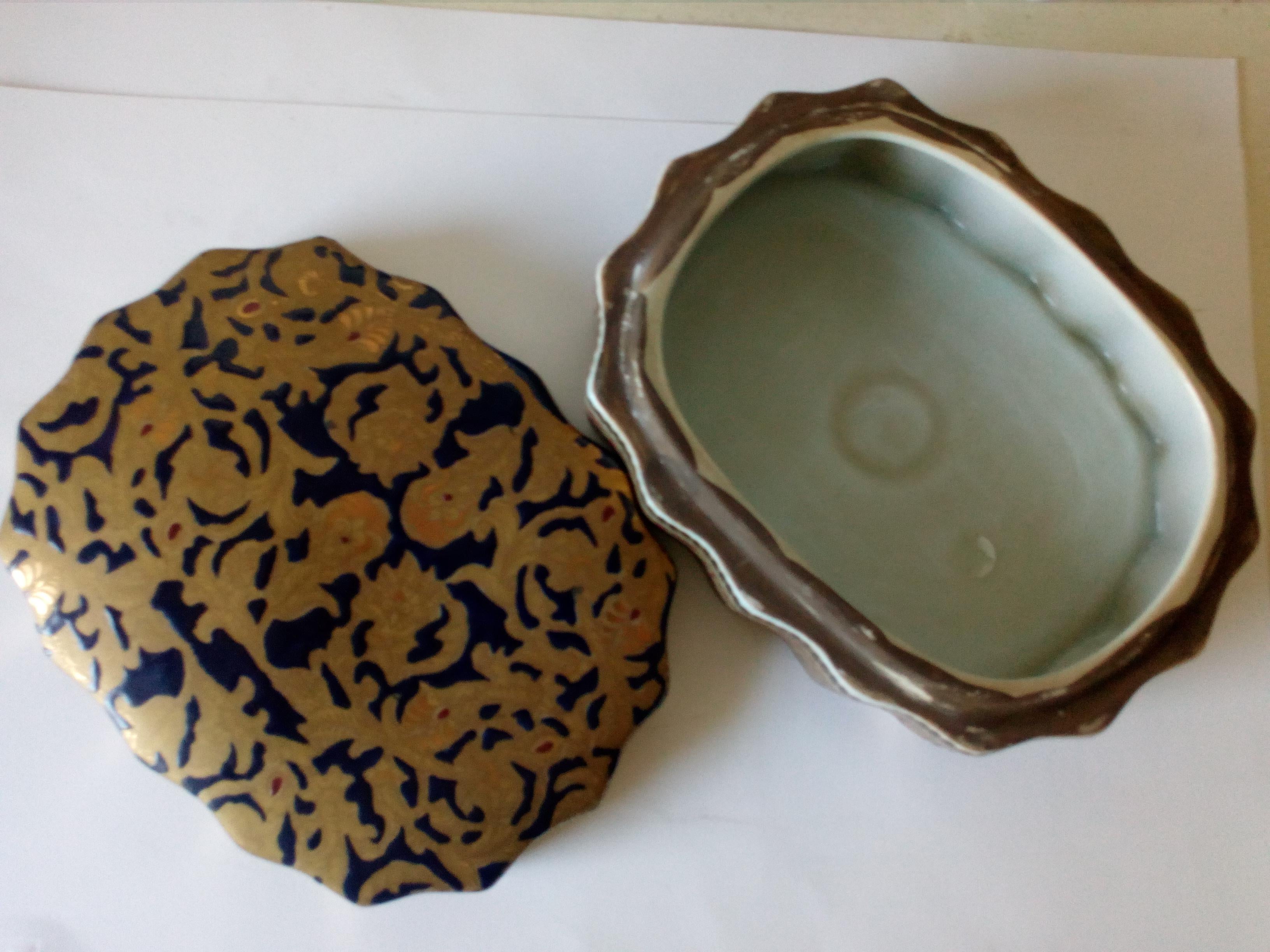 20th Century Copy of Antique Ming Porcelain, Gold Decoration, Relized 1920 For Sale 2