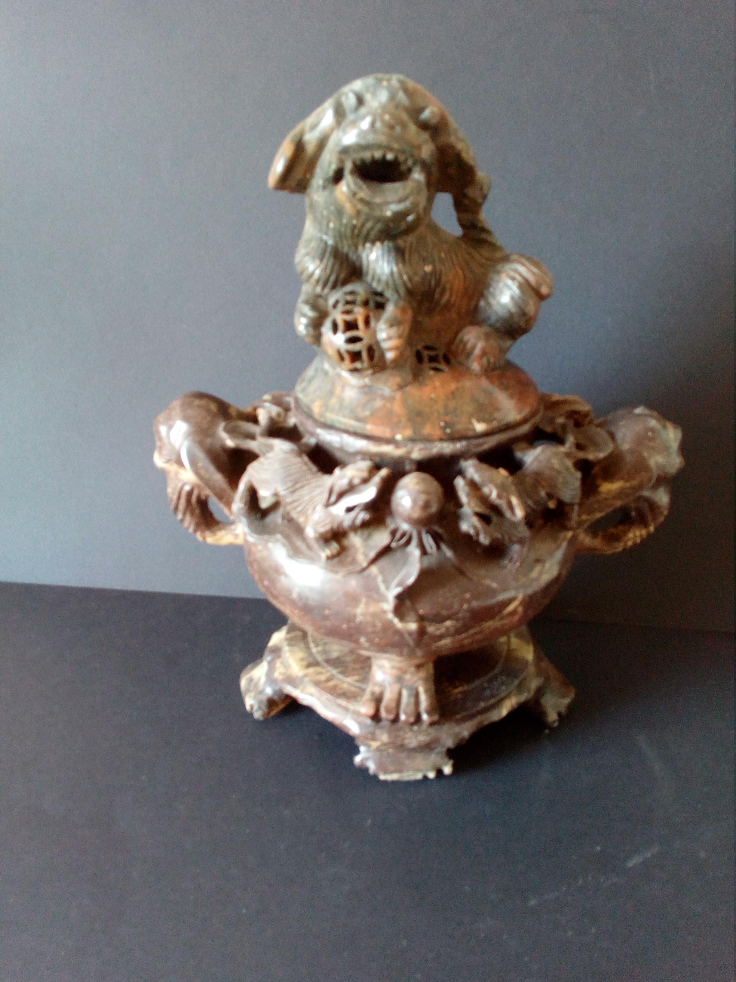 20th century Ming style Censer, Turkish onyx, surmounted by a Fo dog
Chinese object, Ming style.
Measures: Depth 11 cm
Width 18 cm
Height 24 cm.
