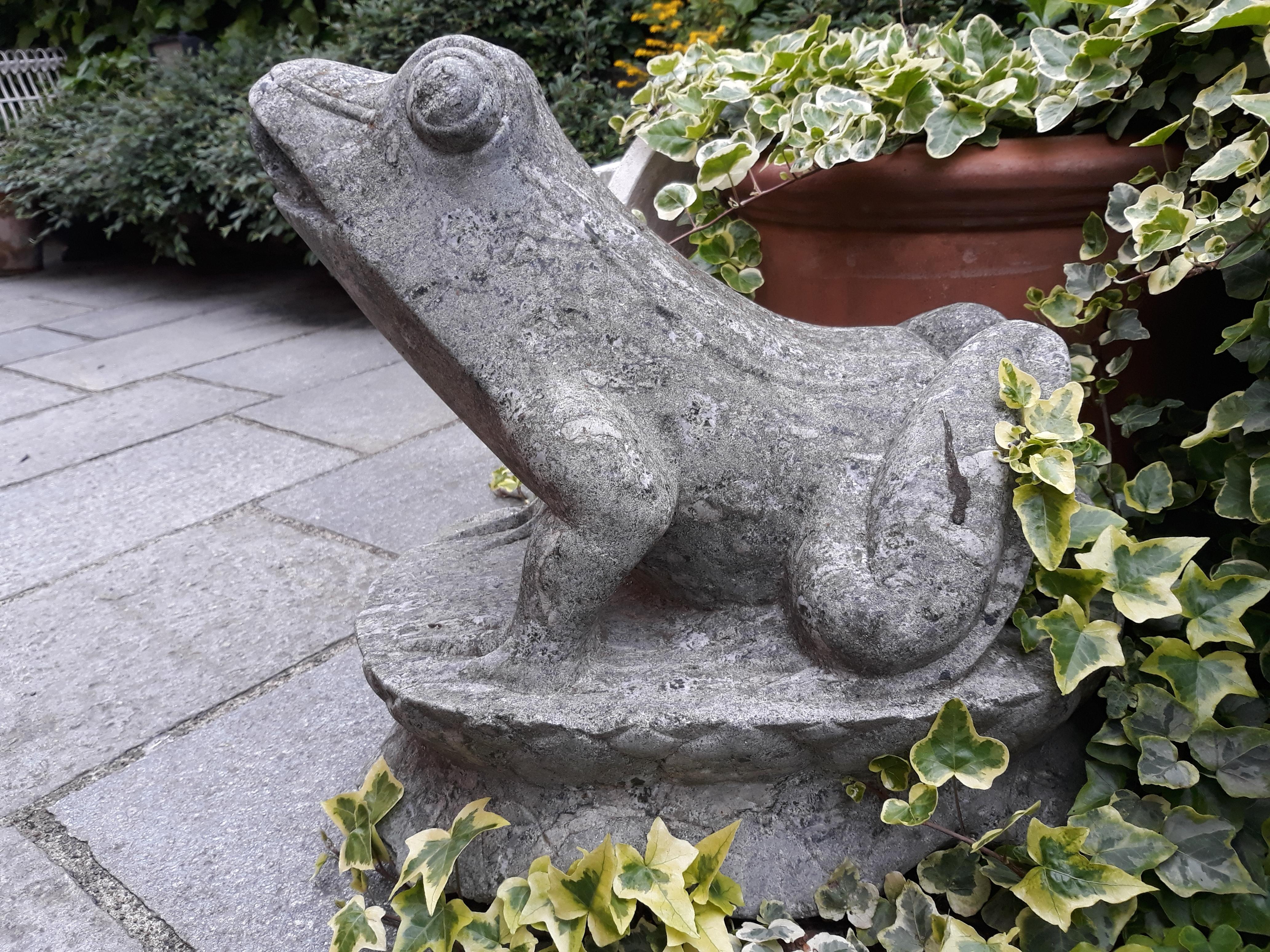 Italian 20th Century Ornamental Jade Frog Sculpture For Sale