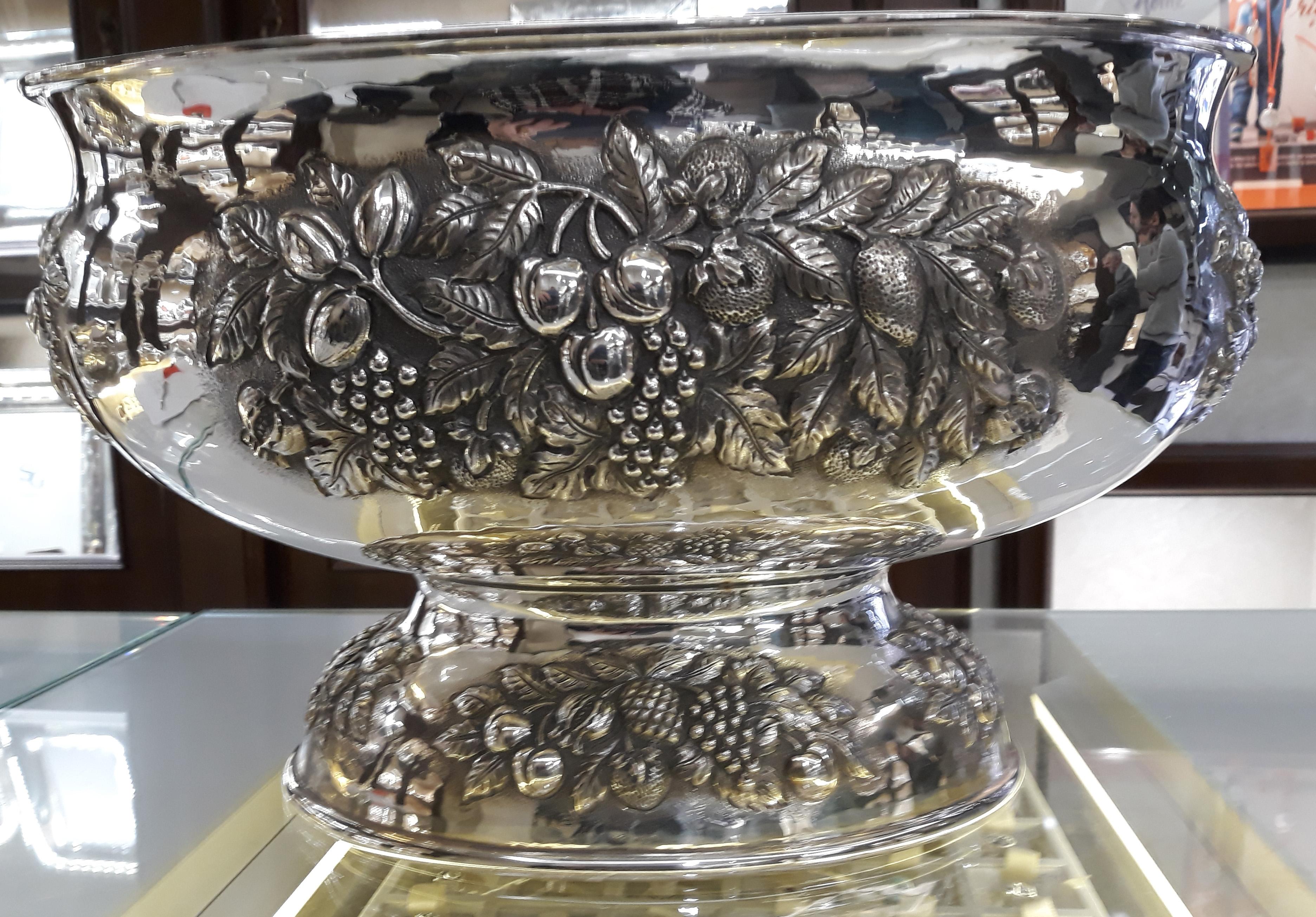 Magnificent 20th century sterling silver centerpiece, Italy 1960, Michele Galassi (arg 925)
Chiseled with fruit and leafs motives on body and as well repiting the decoration on the support.
An handmade moulding is surrounding at the edge the top and