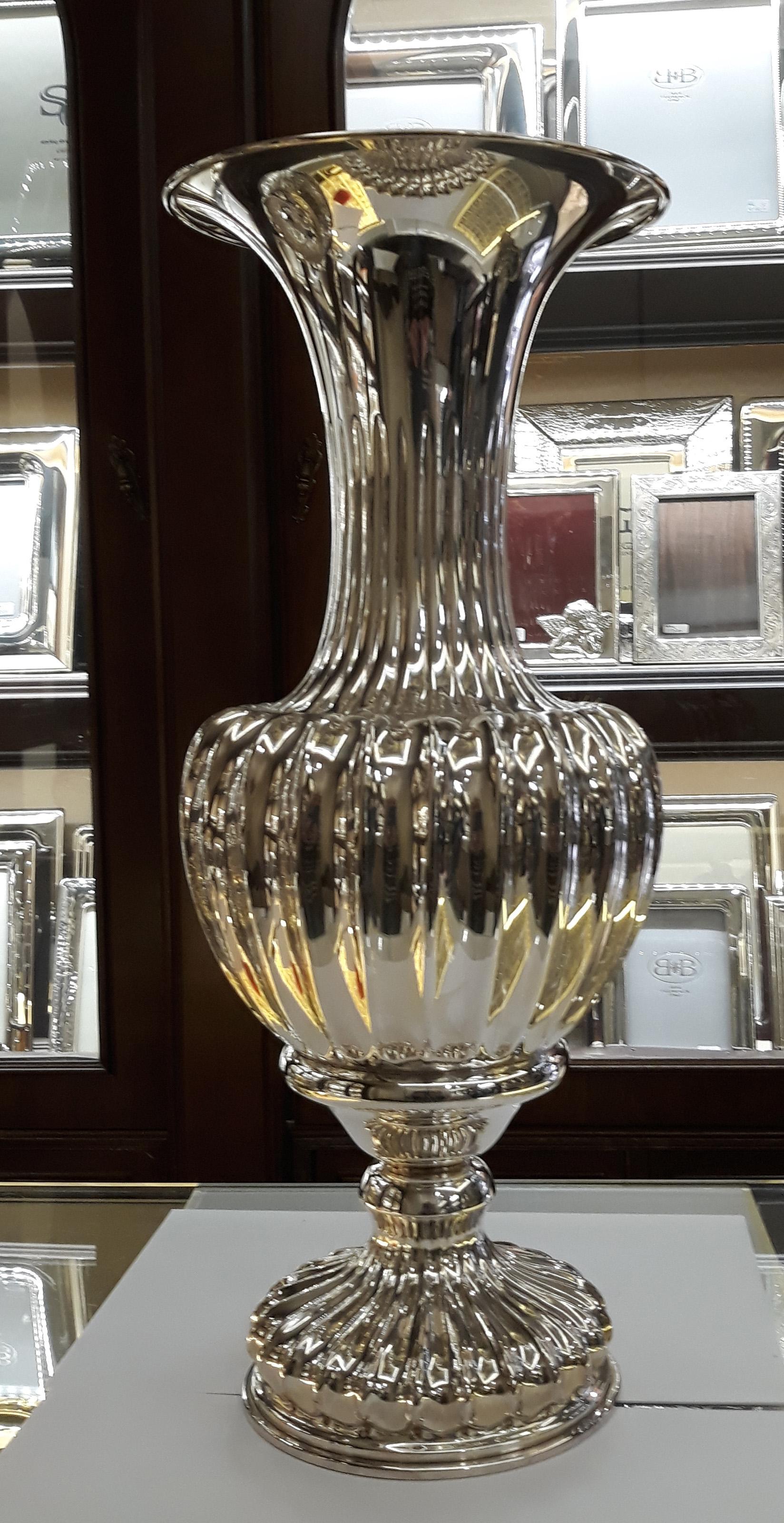 20th century sterling silver Italian vase, 1970
Biensed vase with embossed curb decoration
trademark inside (argento 800)
Measures: Height cm 47
Diameter cm 20
Weight kg 1,4 (gr 1400).