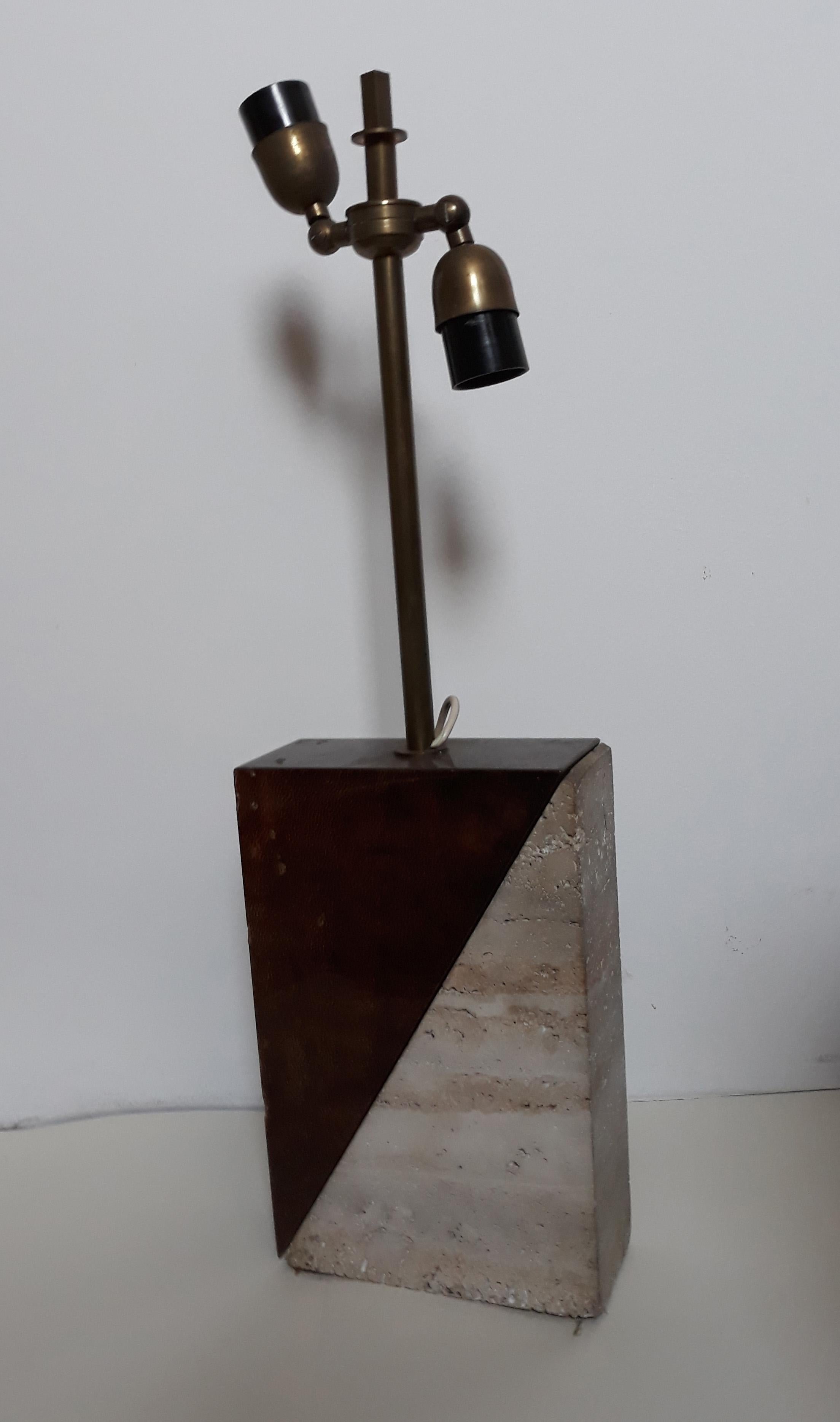 20th century table lamp Reggiani Castiglioni style design, Briar wood and travertine, Italy, 1970.
Measure: Height cm 65, width cm 19, depth cm 8.