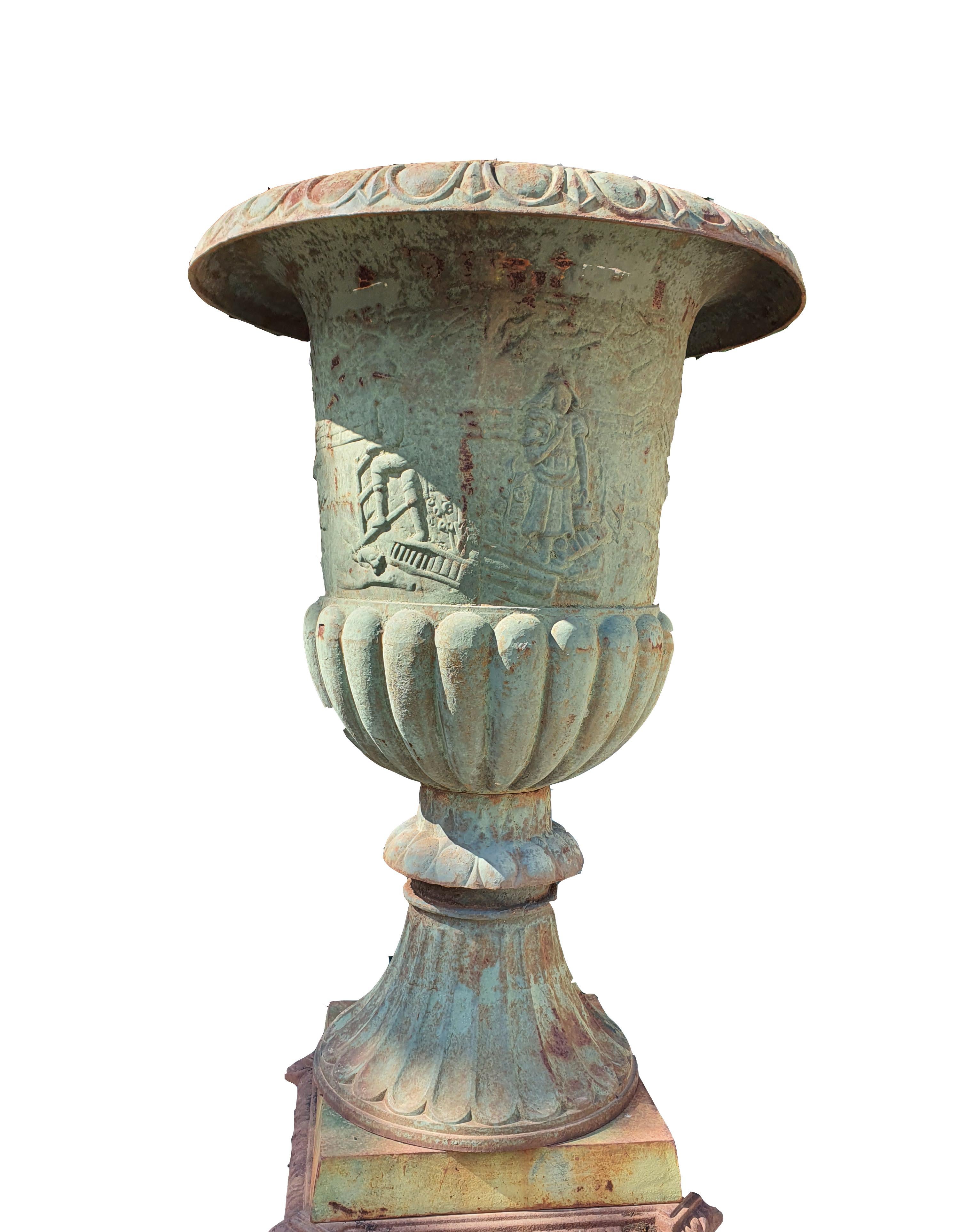 Paar Vasen aus Gusseisen mit Sockeln, Gartenmöbel aus dem 20. Jahrhundert (Neoklassisch) im Angebot