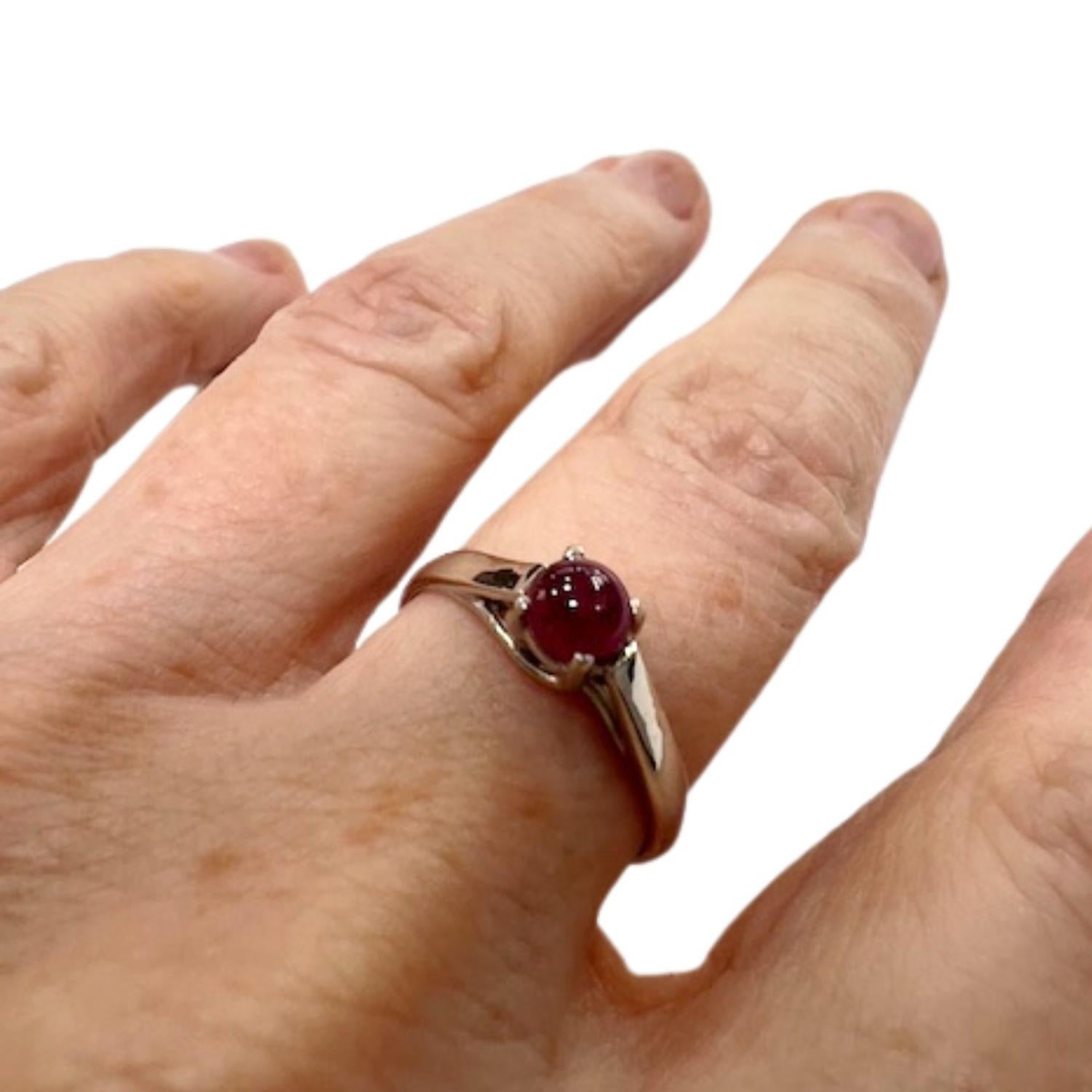 20th Century  0.40 ct  Ruby  18k Gold Solitaire Ring For Sale 6