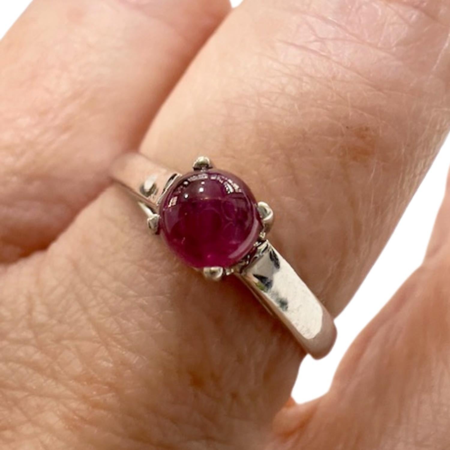 Contemporary 20th Century  0.40 ct  Ruby  18k Gold Solitaire Ring For Sale