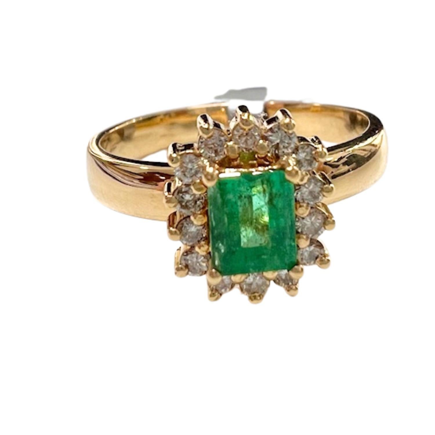 20th Century 0.50 carat Emerald  0.26 carat Diamond Cluster Ring For Sale 4