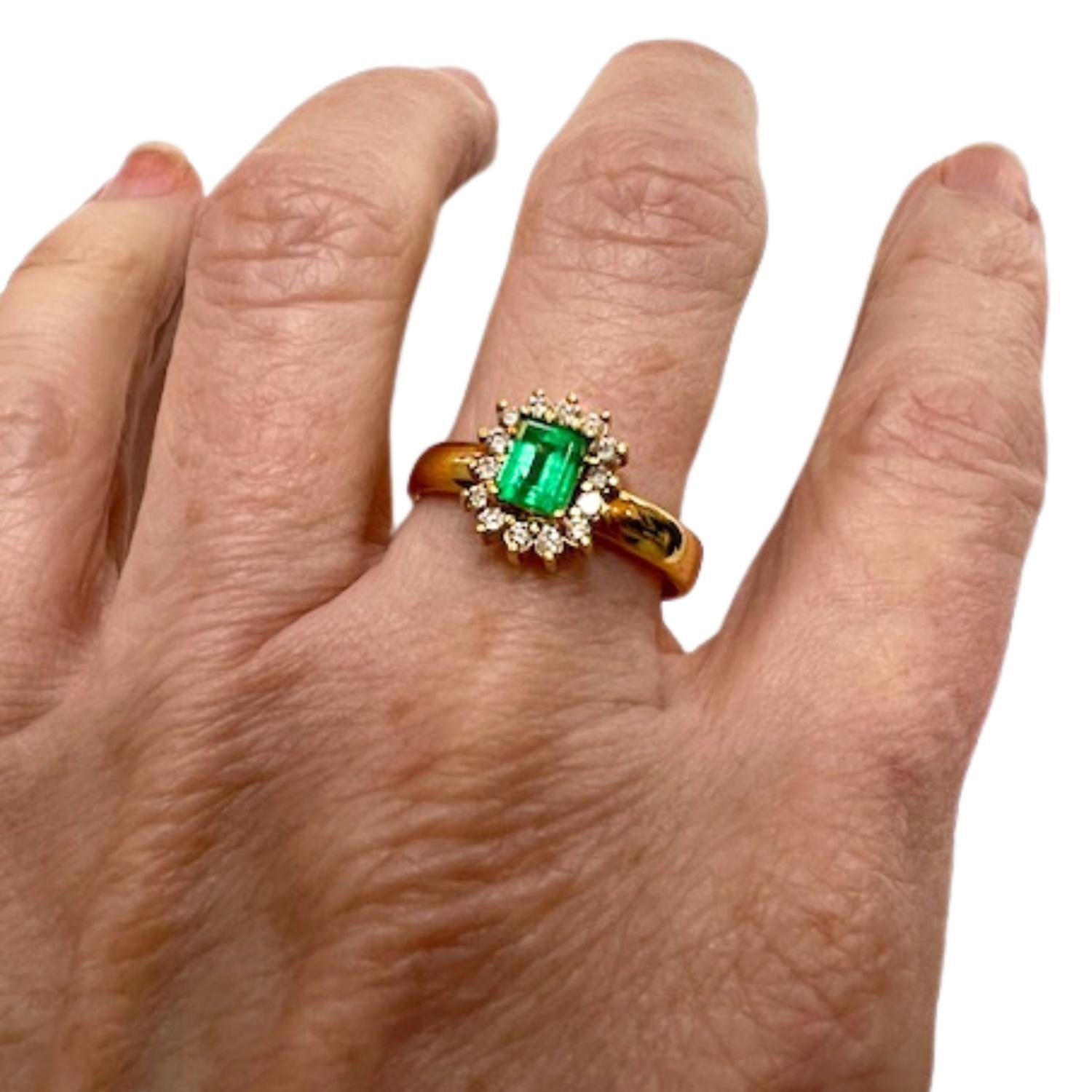Contemporary 20th Century 0.50 carat Emerald  0.26 carat Diamond Cluster Ring For Sale