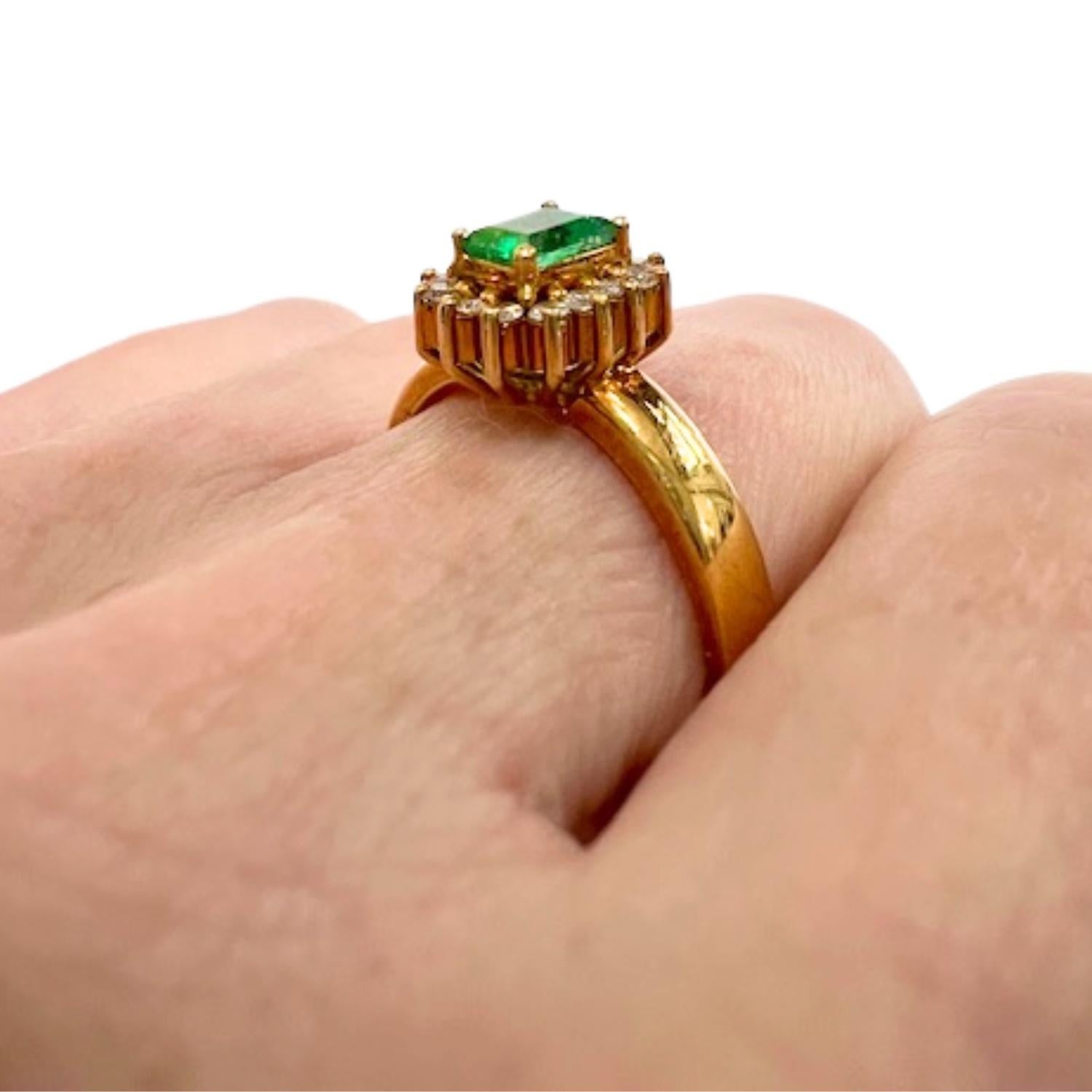 20th Century 0.50 carat Emerald  0.26 carat Diamond Cluster Ring In Good Condition For Sale In MADRID, ES