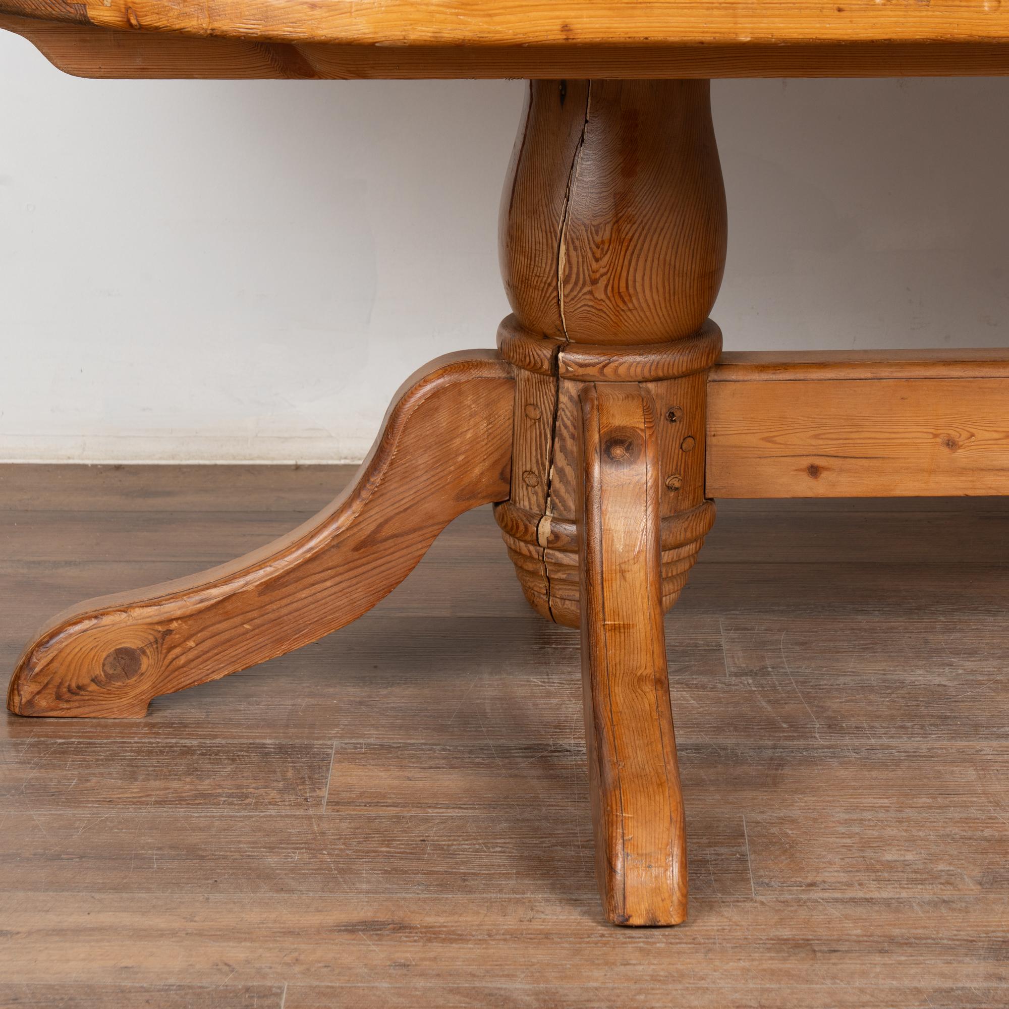 20e siècle Table de salle à manger ovale en pin suédois de 10 pieds de long en vente 4