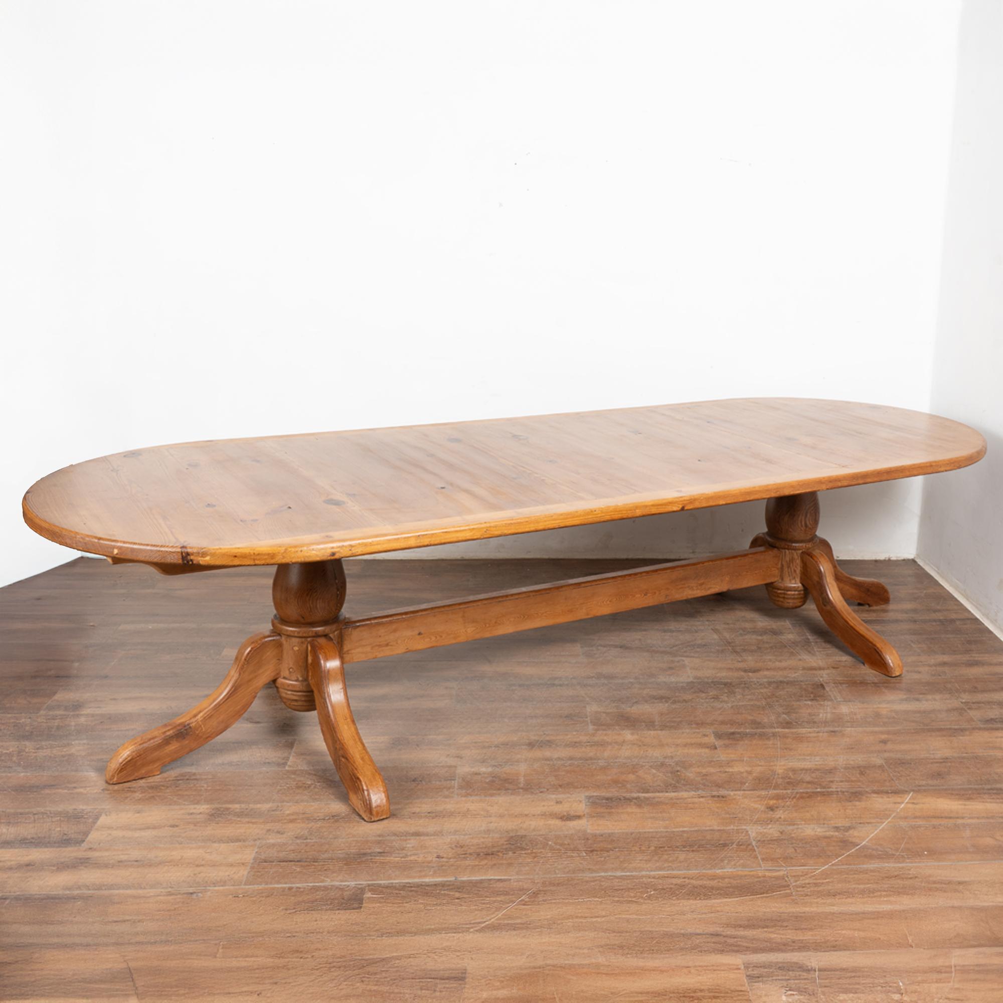 20e siècle Table de salle à manger ovale en pin suédois de 10 pieds de long en vente 5