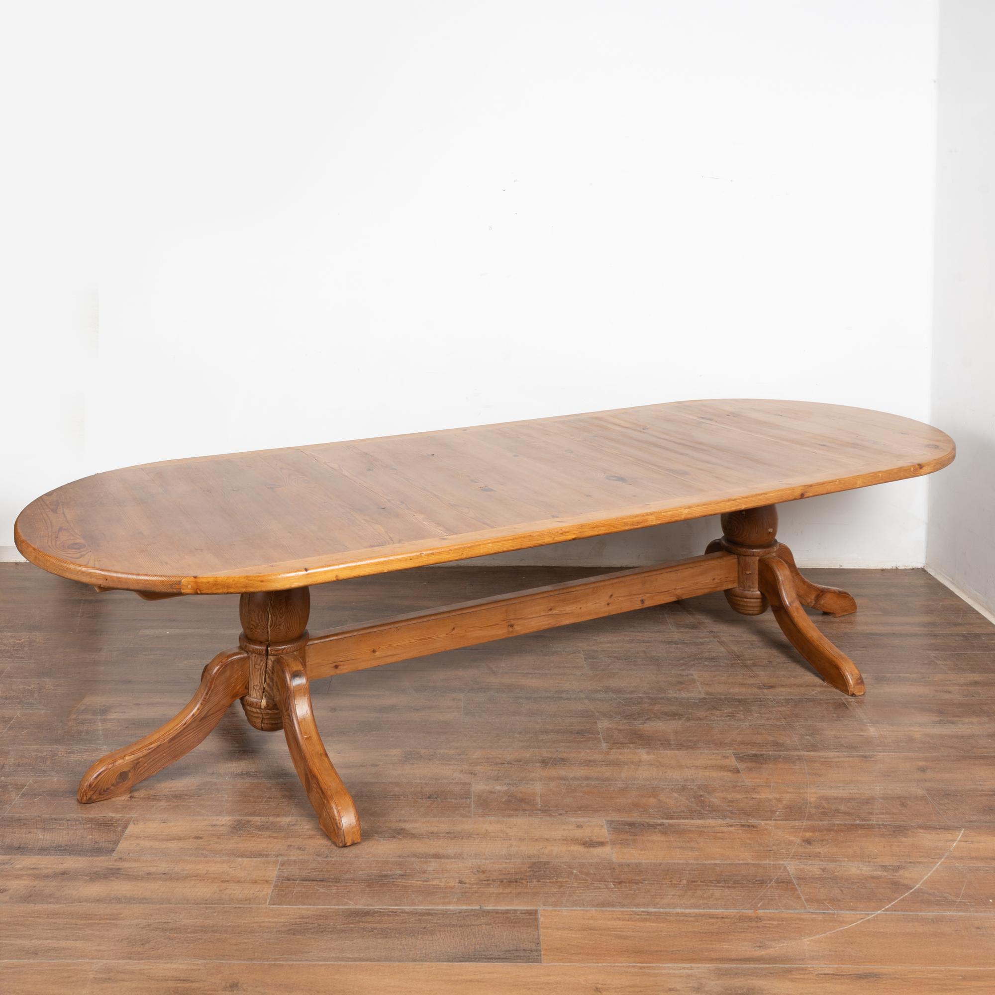 Cette grande table de salle à manger ovale est fabriquée en pin chaud et mesure plus de 10 pieds de long.
Restaurée, solide et stable, cette longue table de salle à manger est prête à être utilisée et appréciée. Les rayures, éraflures, entailles,