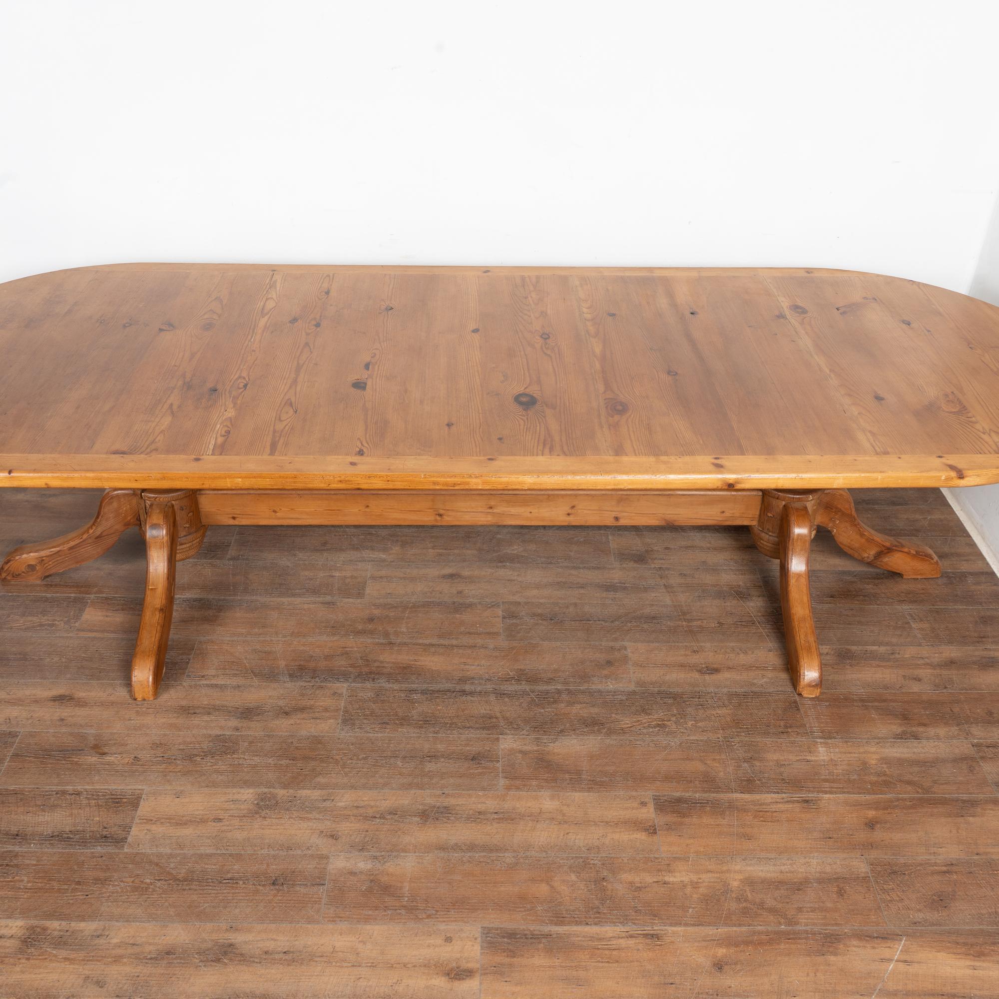Country 20e siècle Table de salle à manger ovale en pin suédois de 10 pieds de long en vente