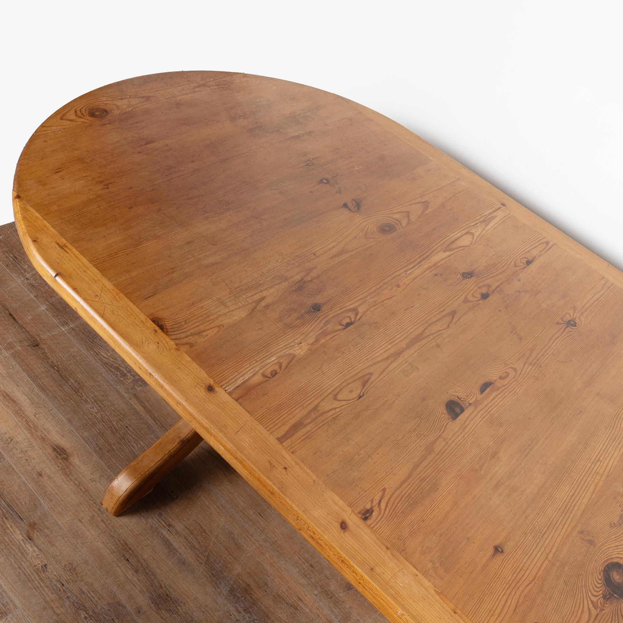 Suédois 20e siècle Table de salle à manger ovale en pin suédois de 10 pieds de long en vente