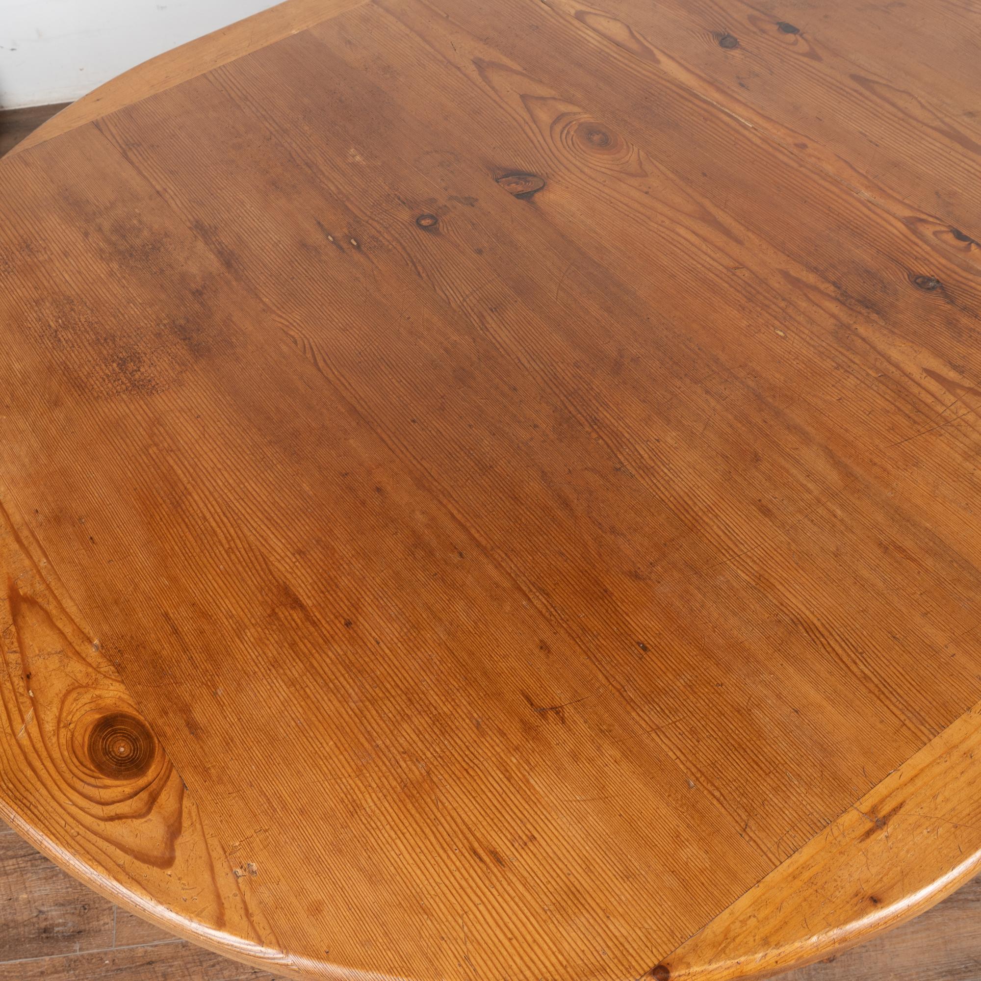 20e siècle Table de salle à manger ovale en pin suédois de 10 pieds de long Bon état - En vente à Round Top, TX
