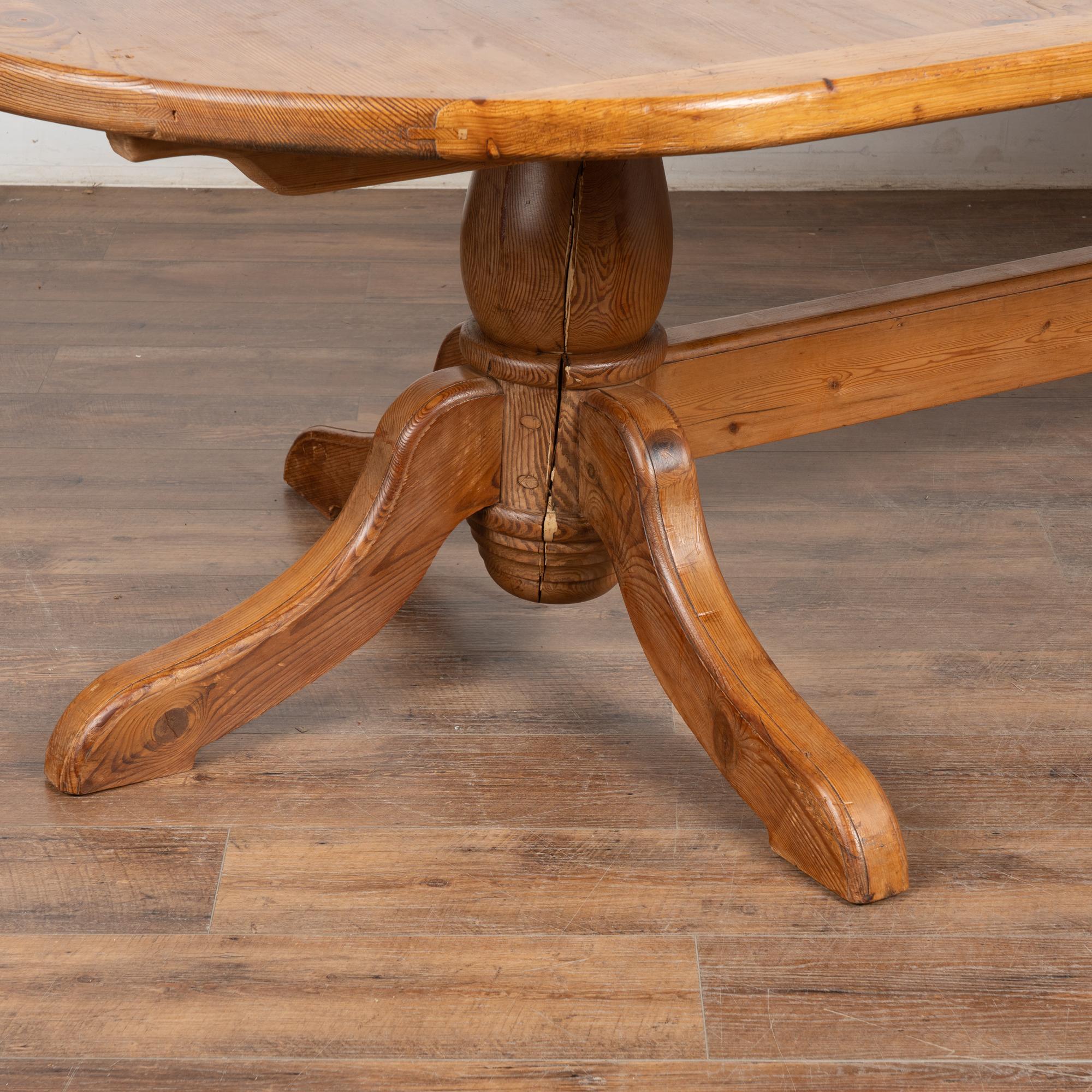 20e siècle Table de salle à manger ovale en pin suédois de 10 pieds de long en vente 1