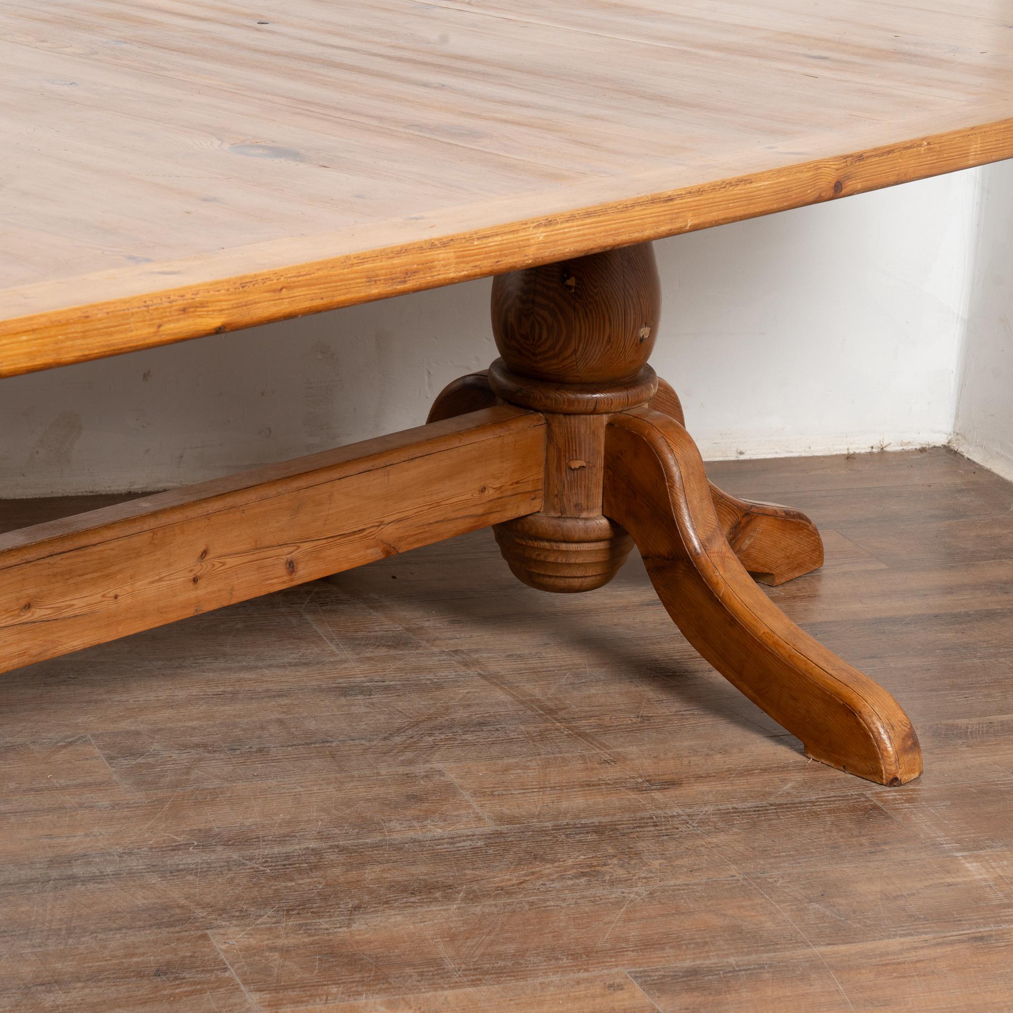 20e siècle Table de salle à manger ovale en pin suédois de 10 pieds de long en vente 2