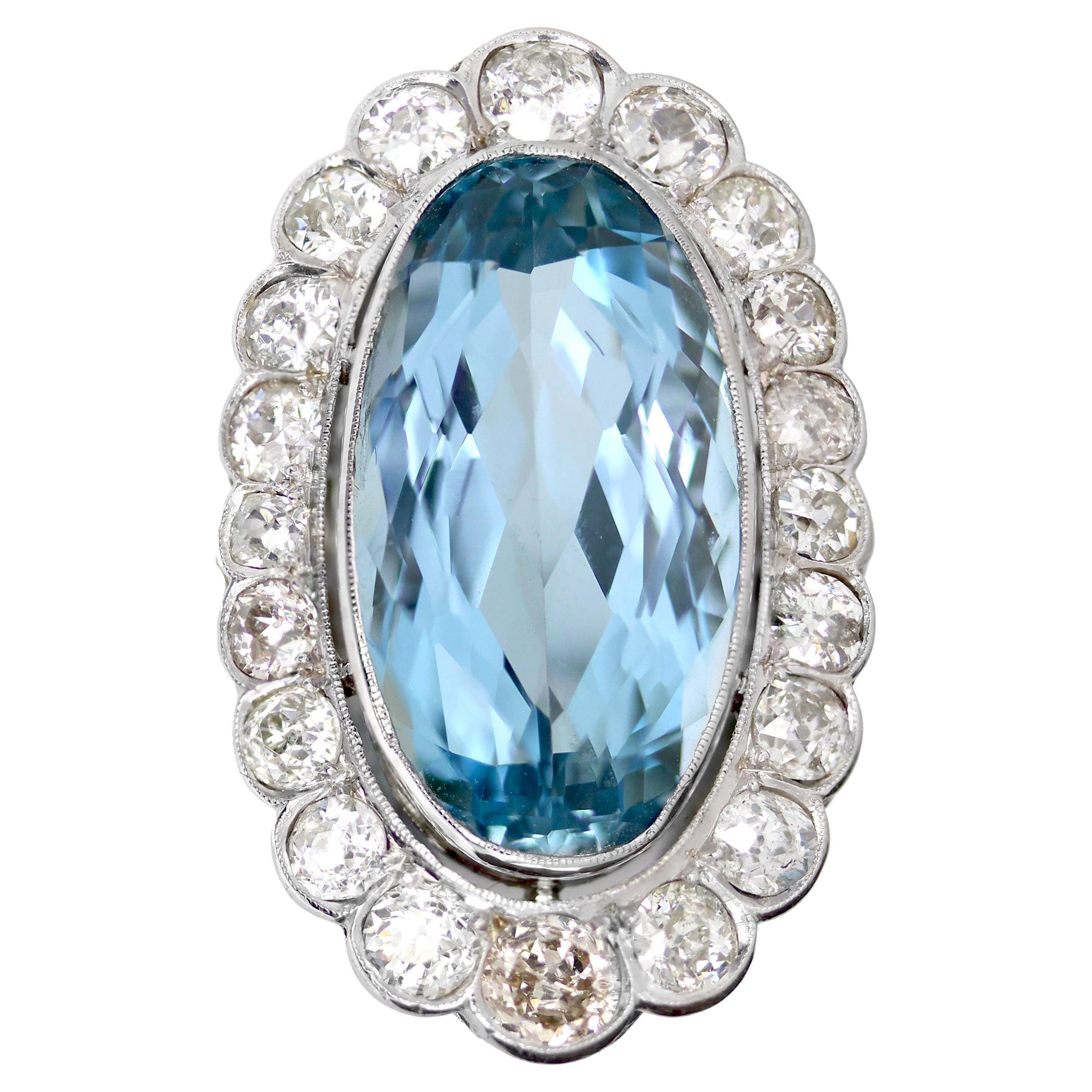 Anello Pompadour in platino del XX secolo con acquamarina e diamanti da 11,50 carati in vendita