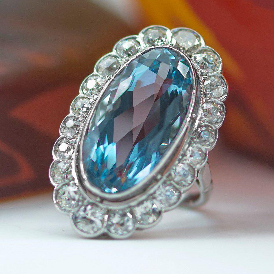 20e siècle Bague Pompadour en platine 11,50 carats d'aigue-marine et de diamants en vente 8