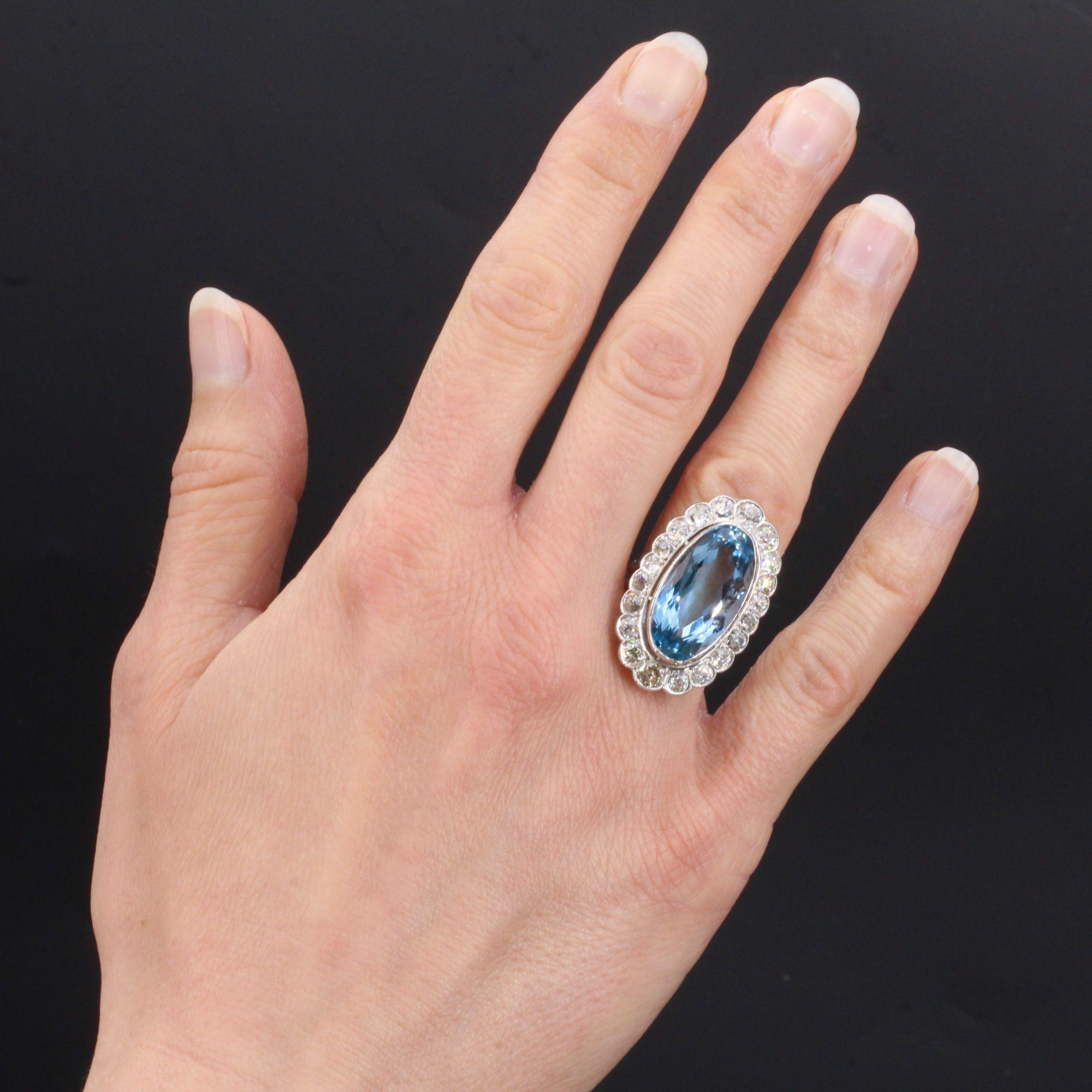 Ring in platinum.
Important antique pompadour ring, it is set with an oval aquamarine of a deep blue in a surround of antique cushion-cut diamonds, all in millegrain setting. The basket of this splendid antique aquamarine ring is made of volutes to