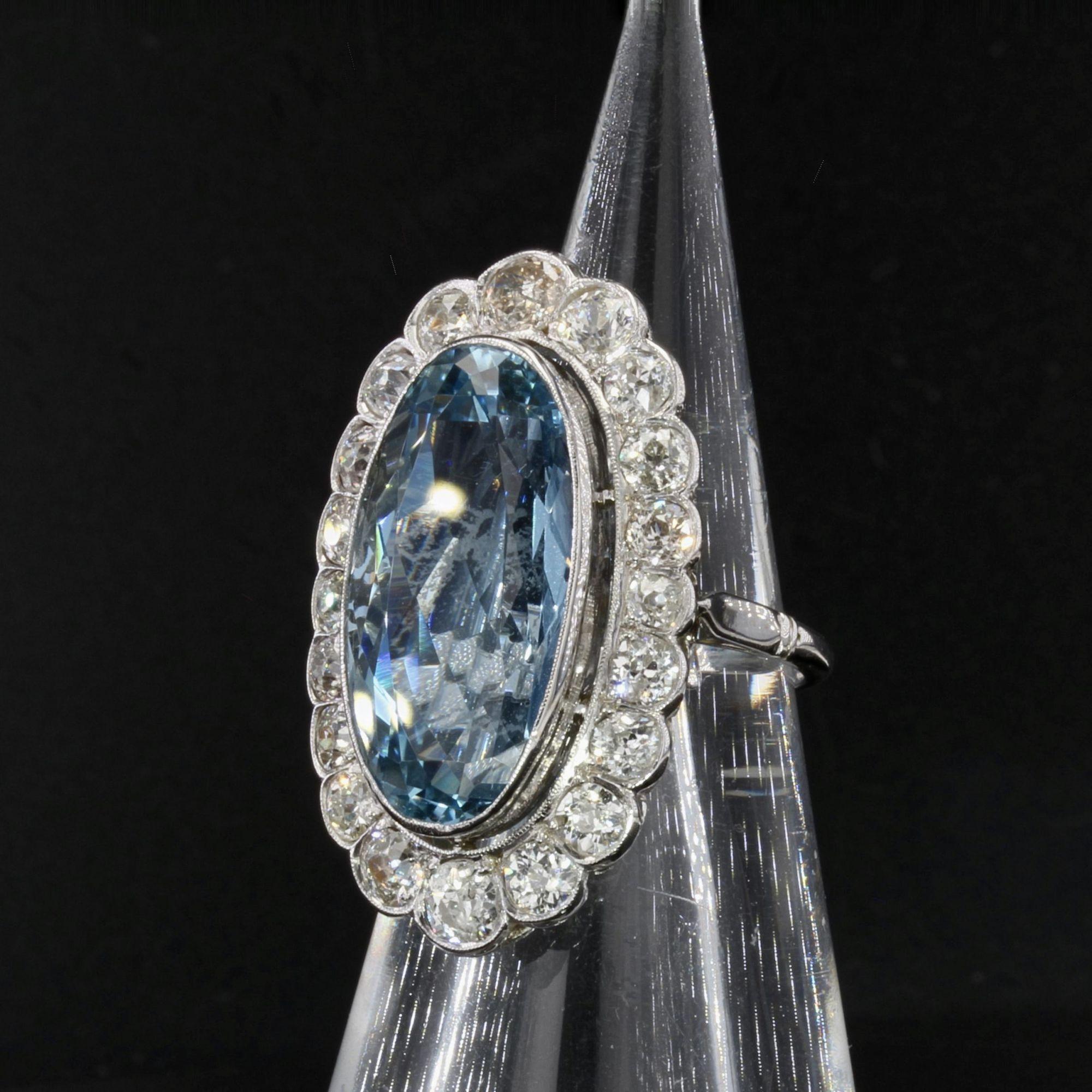 Taille ovale 20e siècle Bague Pompadour en platine 11,50 carats d'aigue-marine et de diamants en vente
