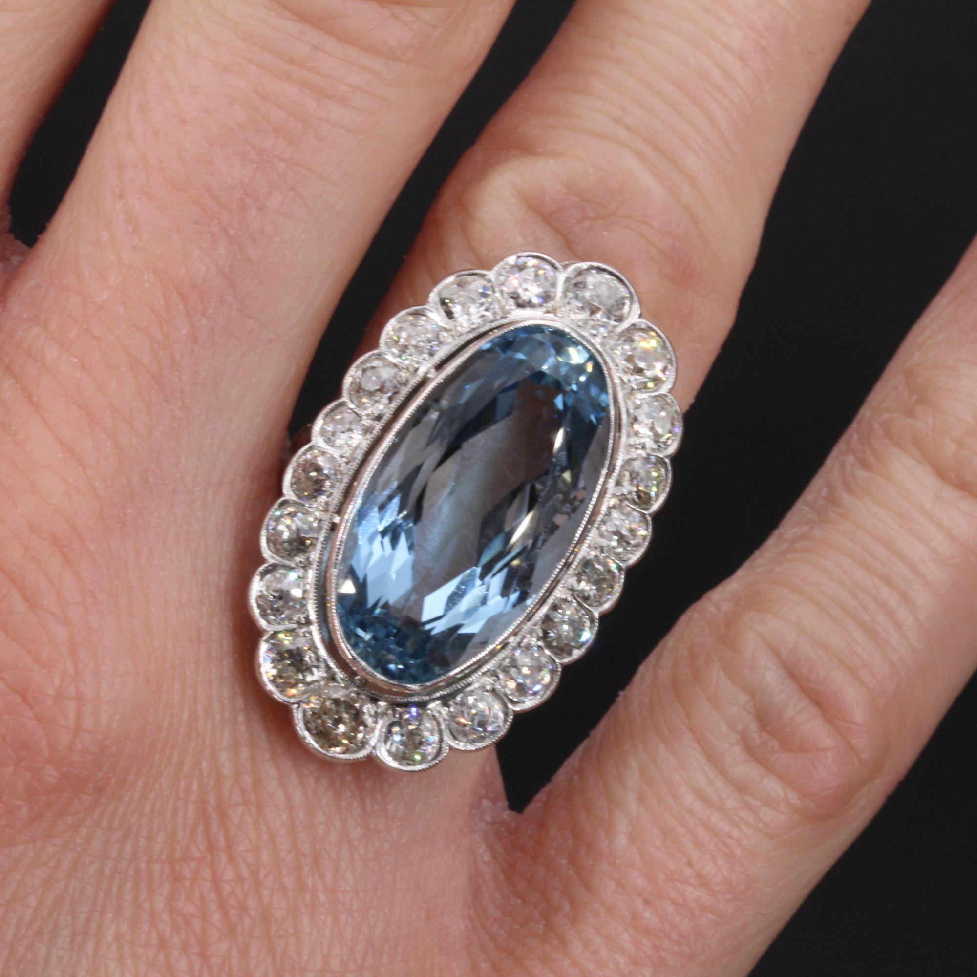 20e siècle Bague Pompadour en platine 11,50 carats d'aigue-marine et de diamants Excellent état - En vente à Poitiers, FR